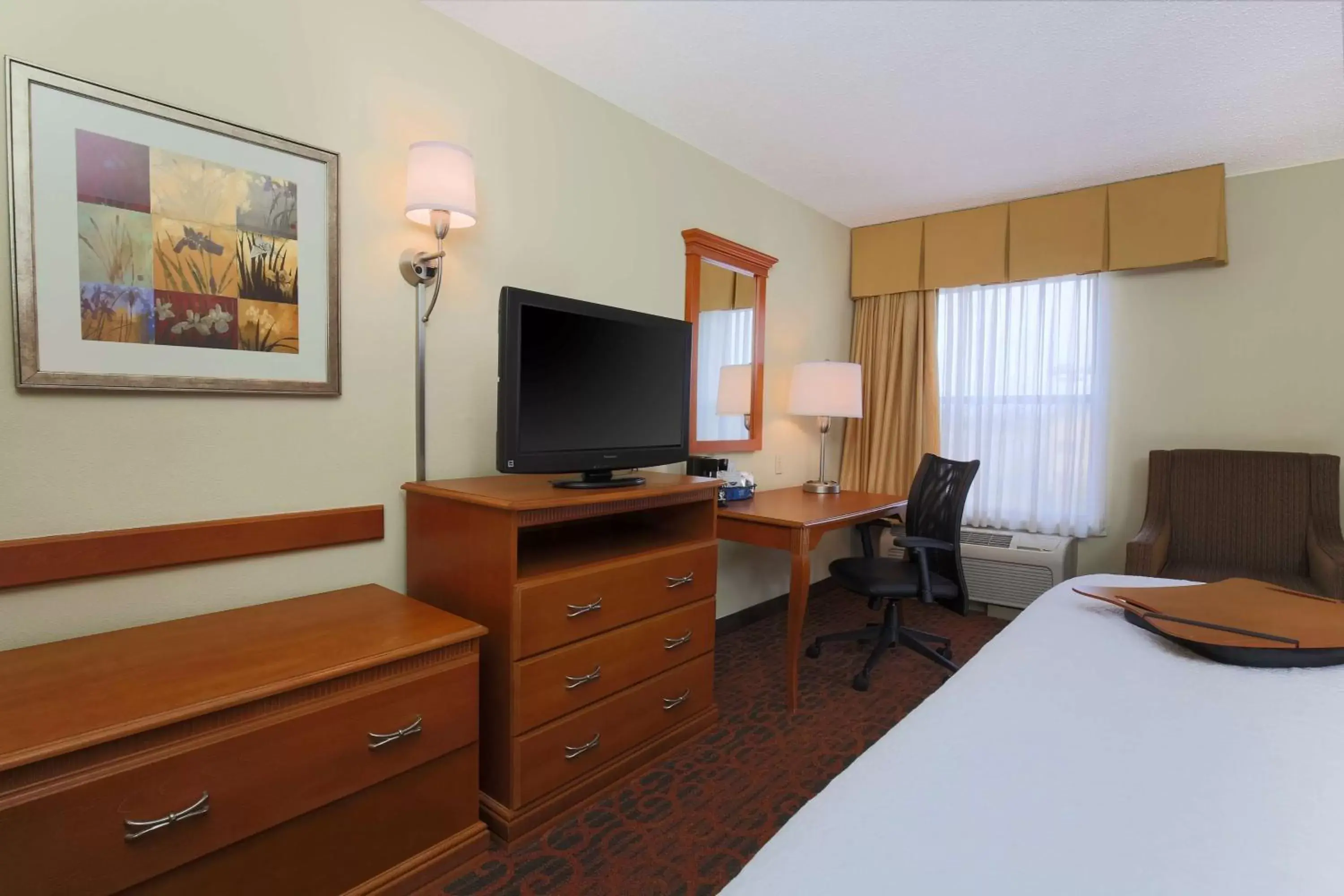 Bed, TV/Entertainment Center in Hampton Inn St. Louis/Fairview Heights