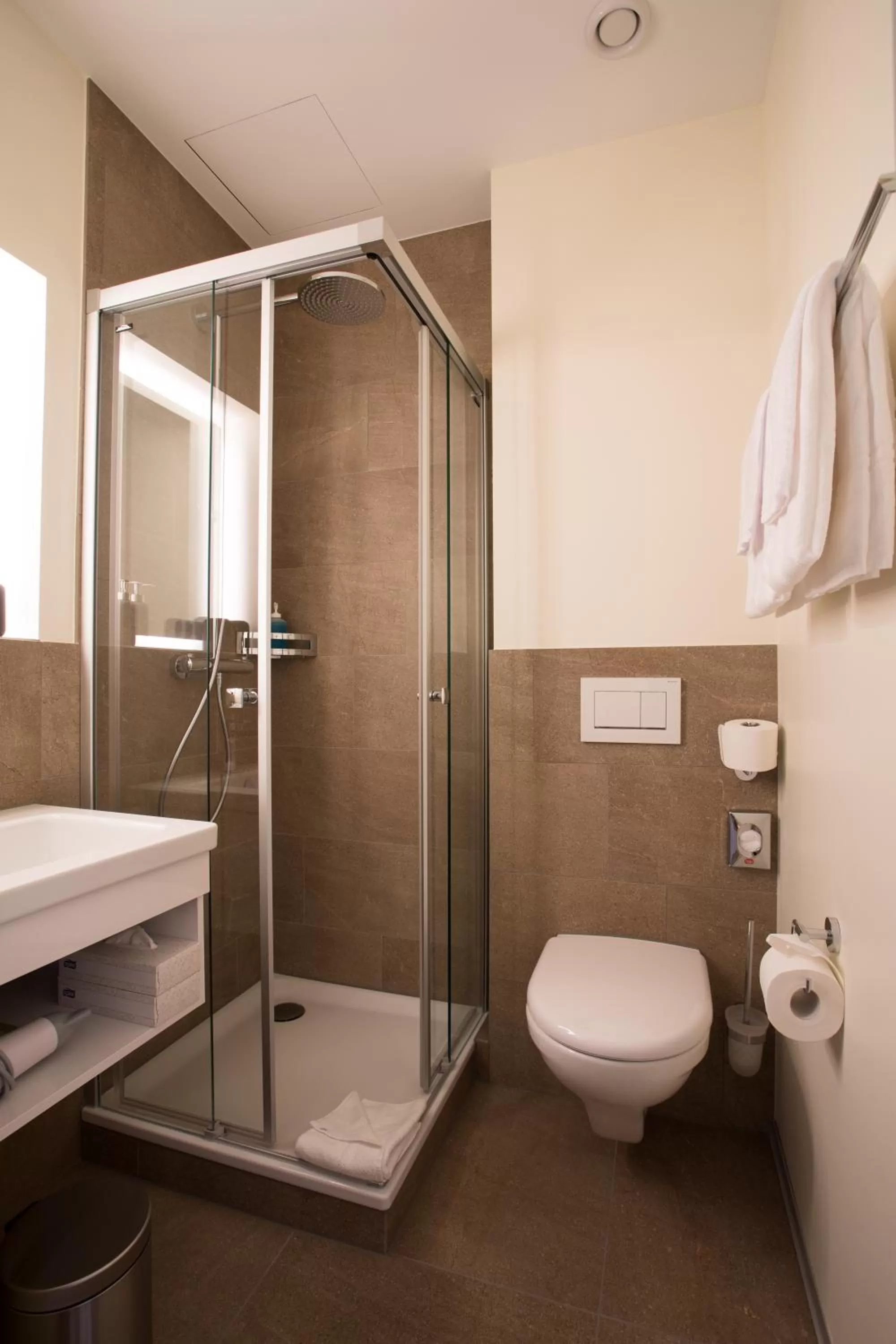 Toilet in Kreuz Bern Modern City Hotel