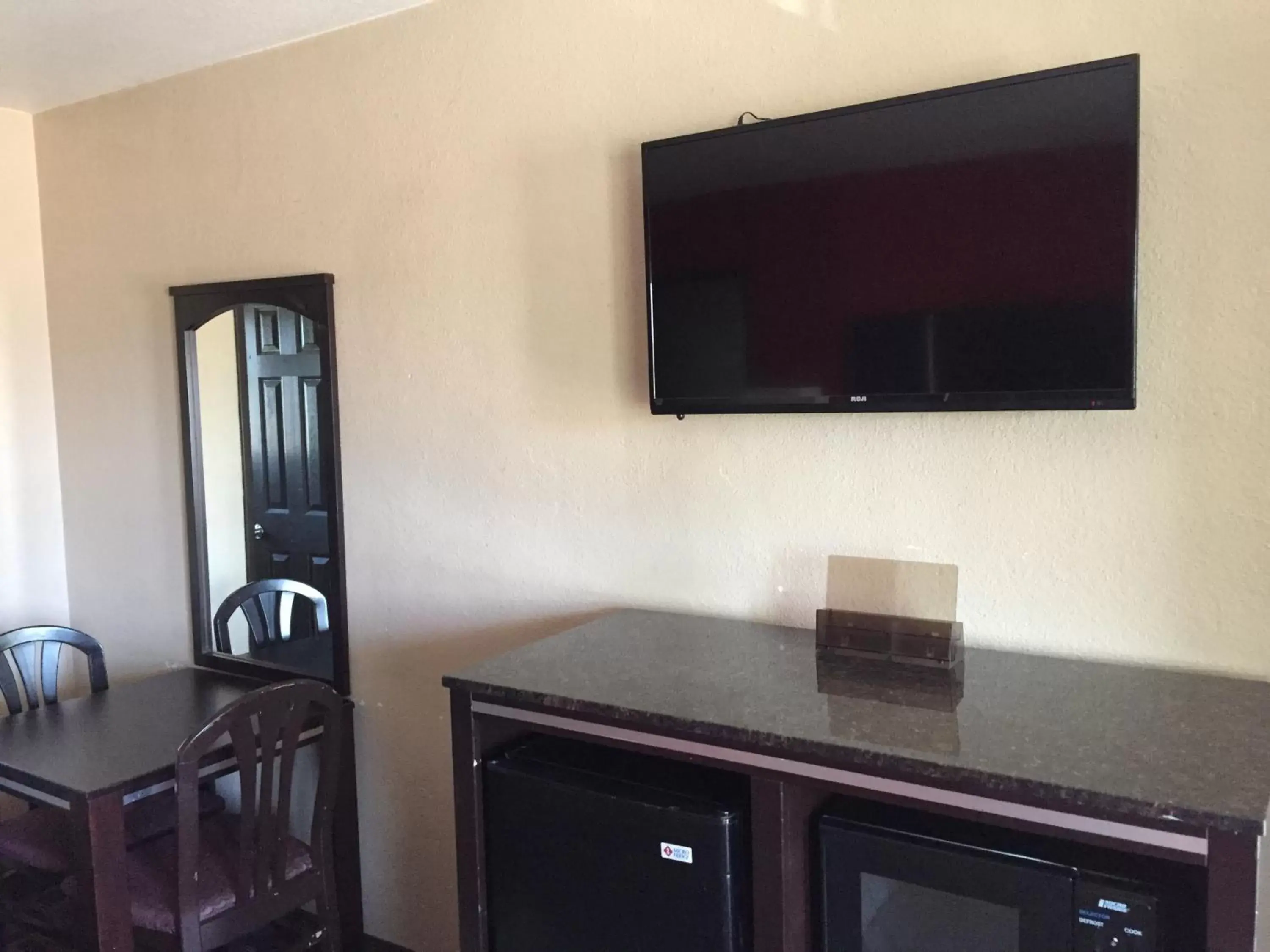 TV and multimedia, TV/Entertainment Center in Harbor Inn & Suites Oceanside