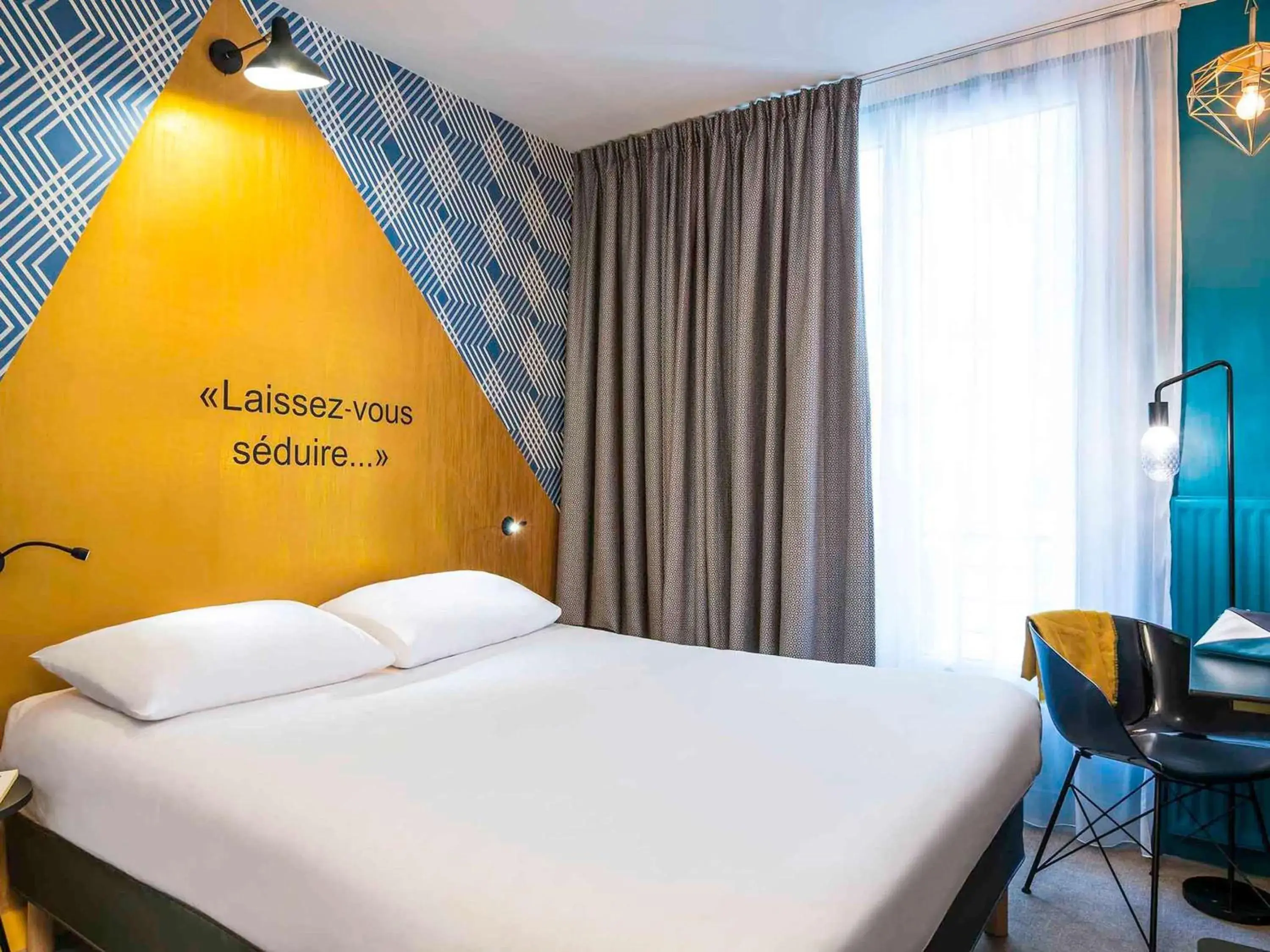 Bedroom, Bed in ibis Styles Paris 15 Lecourbe