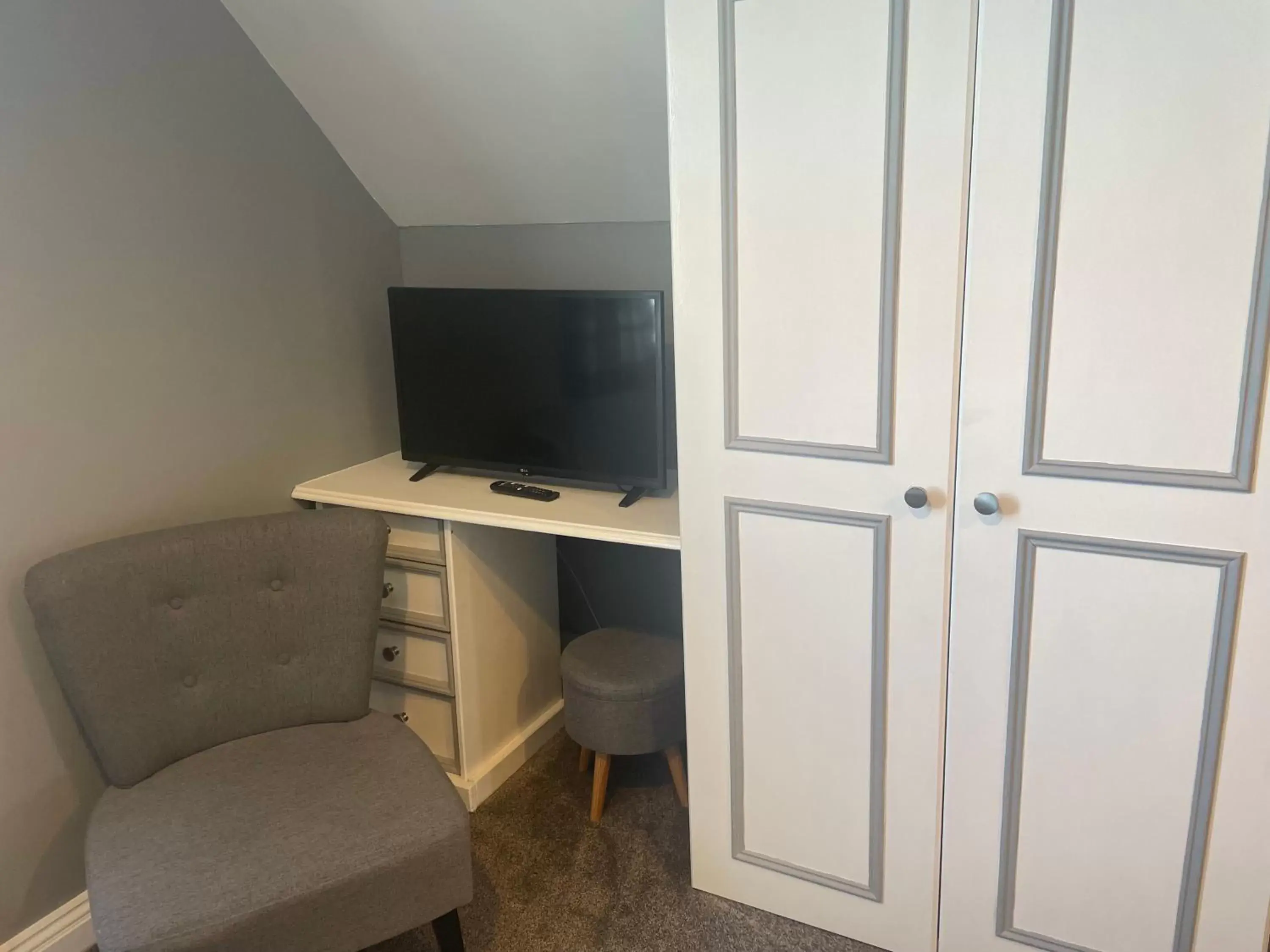 Bedroom, TV/Entertainment Center in The Fylingdales Inn