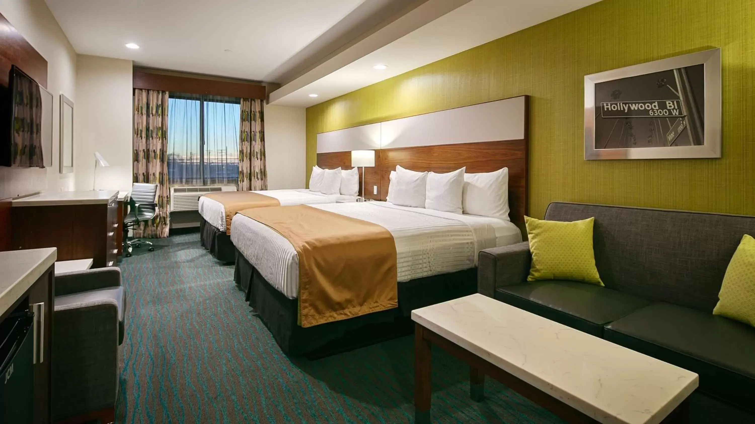 Photo of the whole room, Bed in Best Western Plus Gardena-Los Angeles Inn & Suites