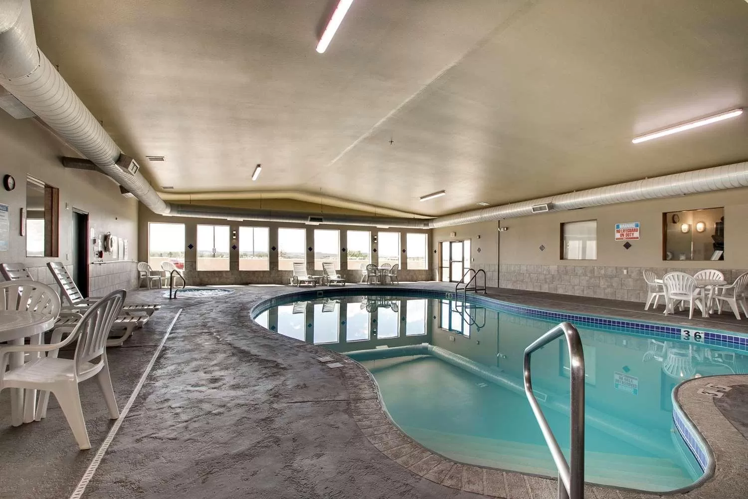 Swimming pool in Best Western West Hills Inn