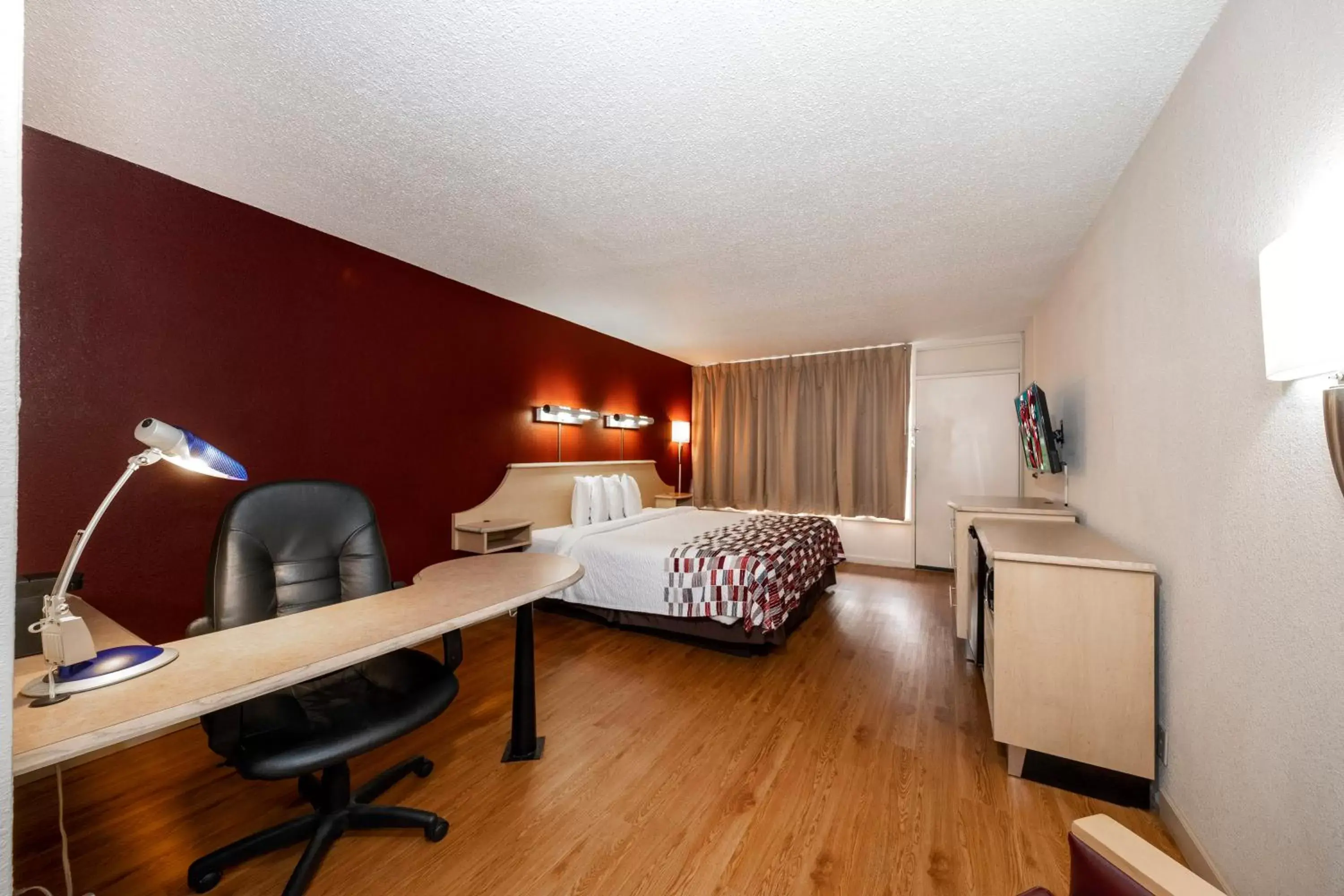 Bedroom in Red Roof Inn & Suites Wytheville