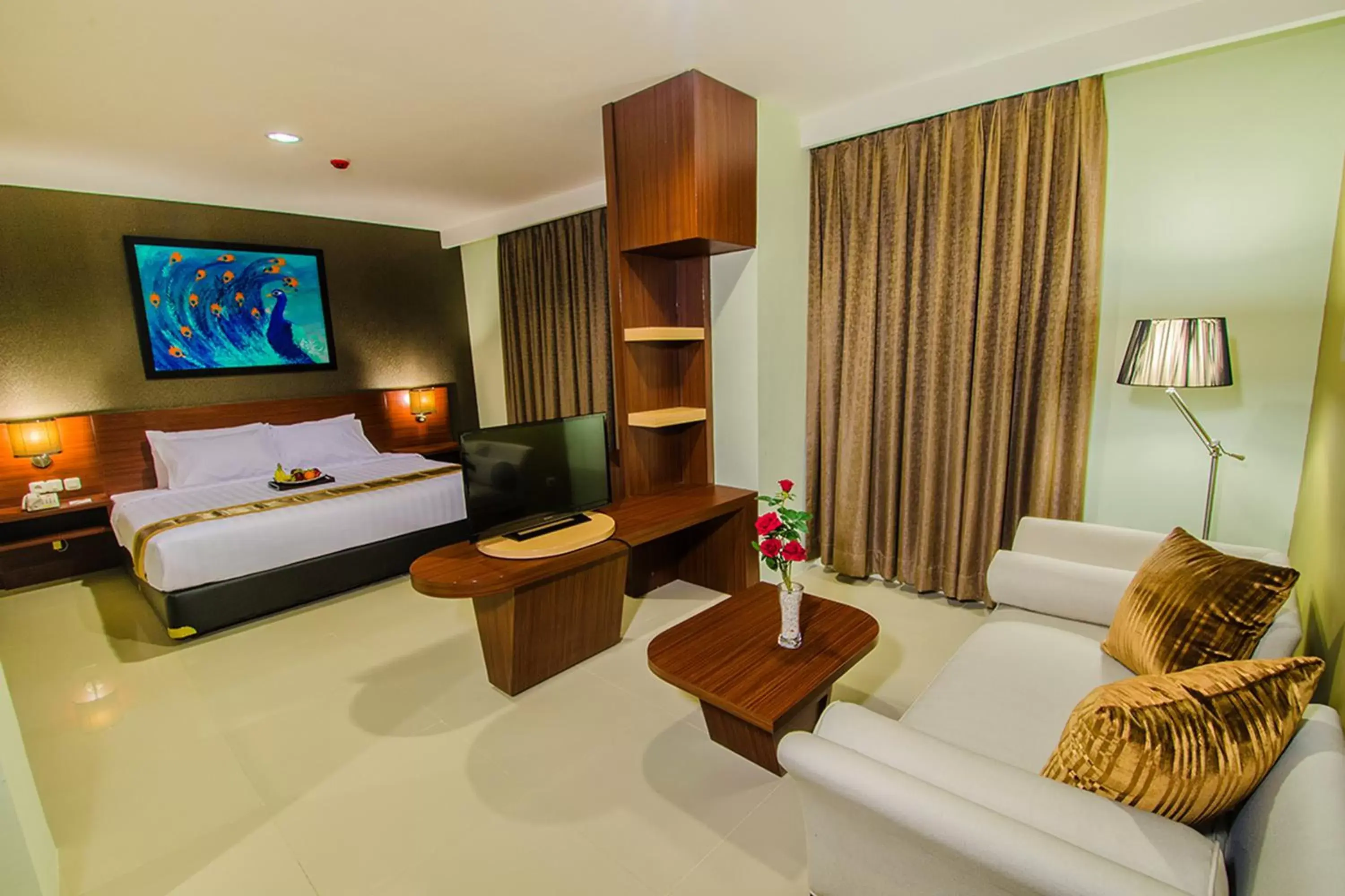 Bed, TV/Entertainment Center in Noormans Hotel Semarang