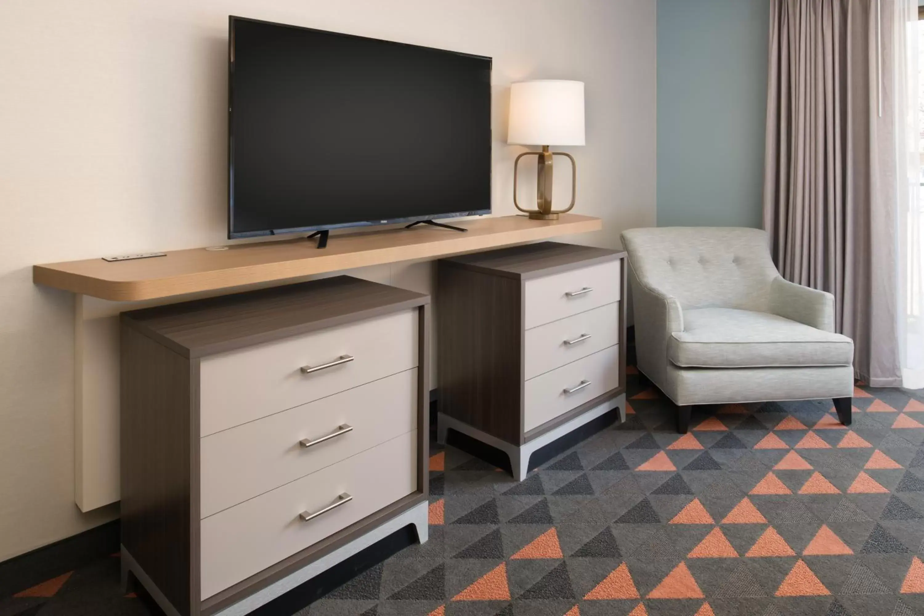 TV and multimedia, TV/Entertainment Center in Holiday Inn - Portland - Columbia Riverfront, an IHG Hotel