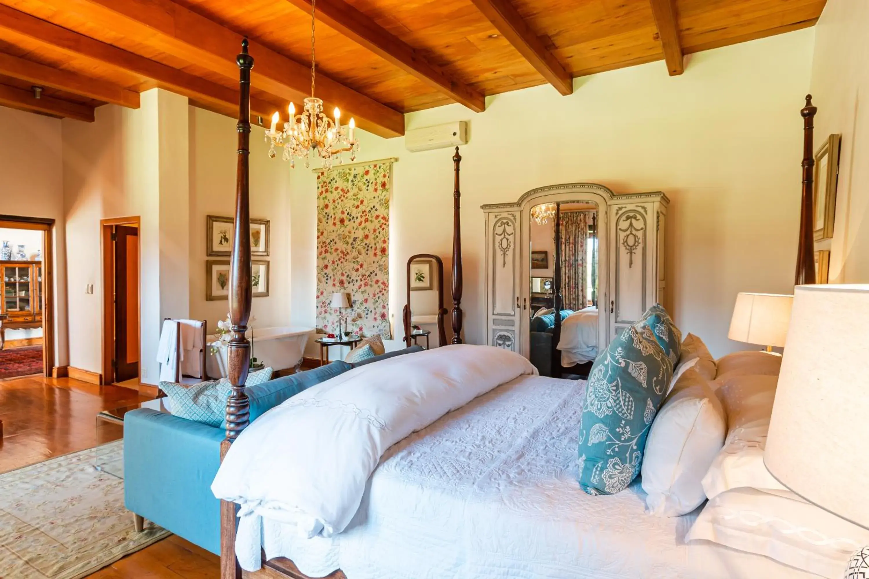 Bedroom, Seating Area in Webersburg