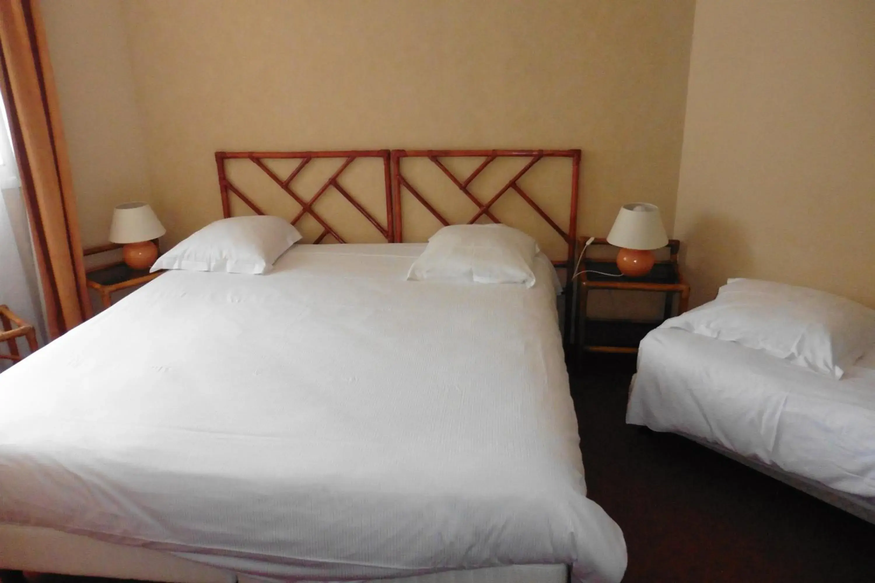 Bedroom, Bed in Hotel de l'Orme, Akena
