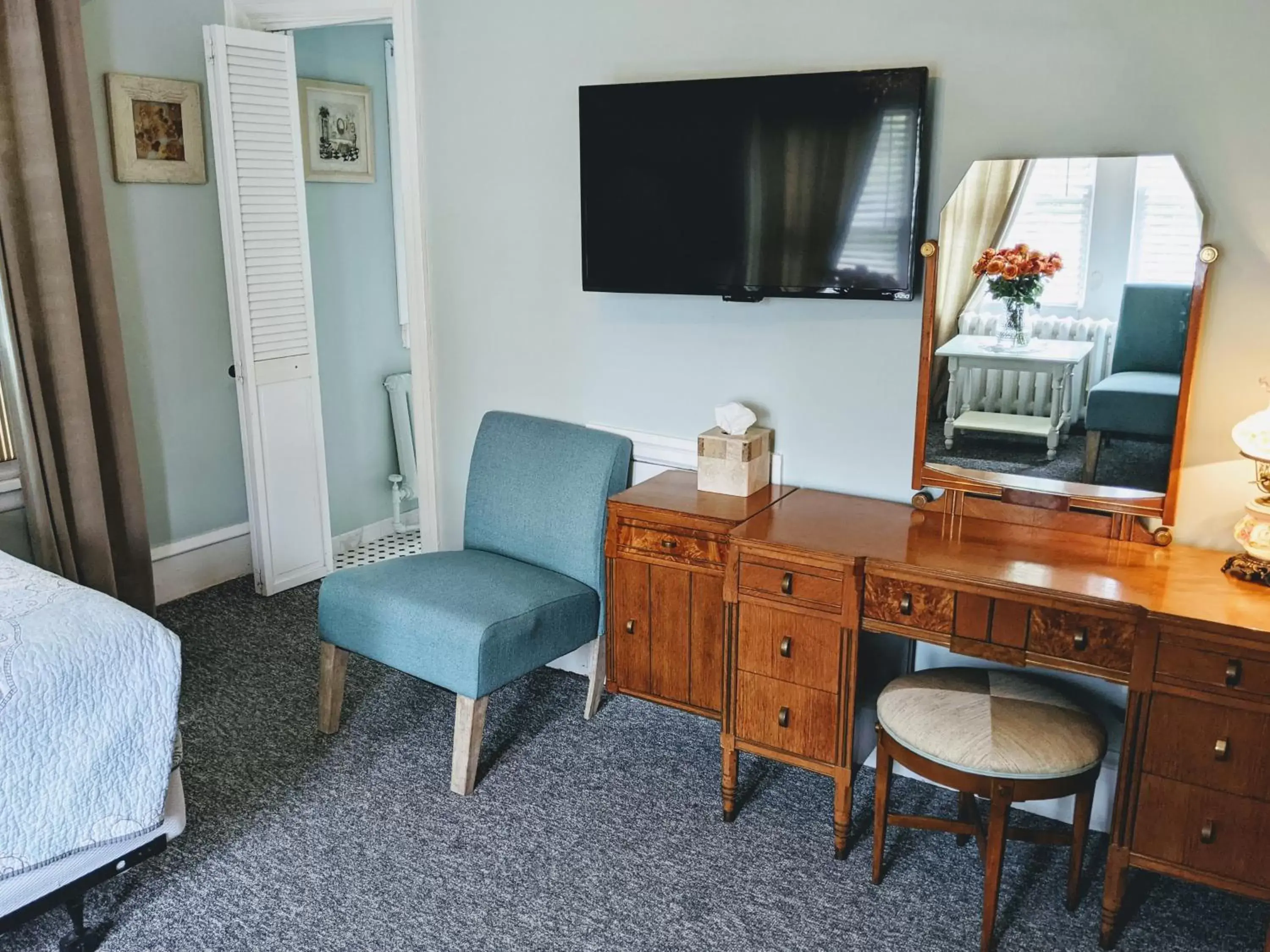 Seating area, TV/Entertainment Center in Chelsea Pub and Inn