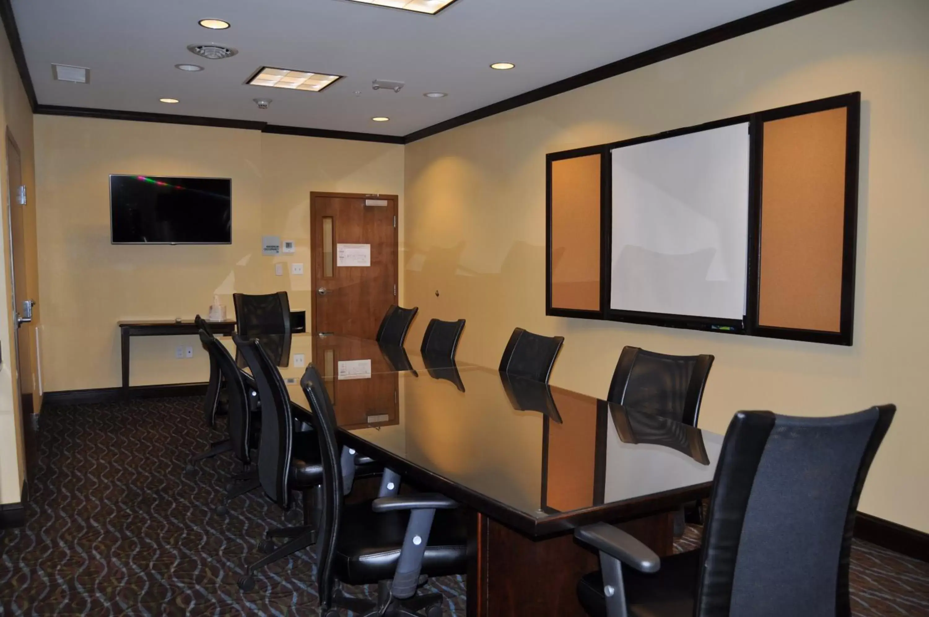 Meeting/conference room in Holiday Inn Express & Suites Lebanon, an IHG Hotel
