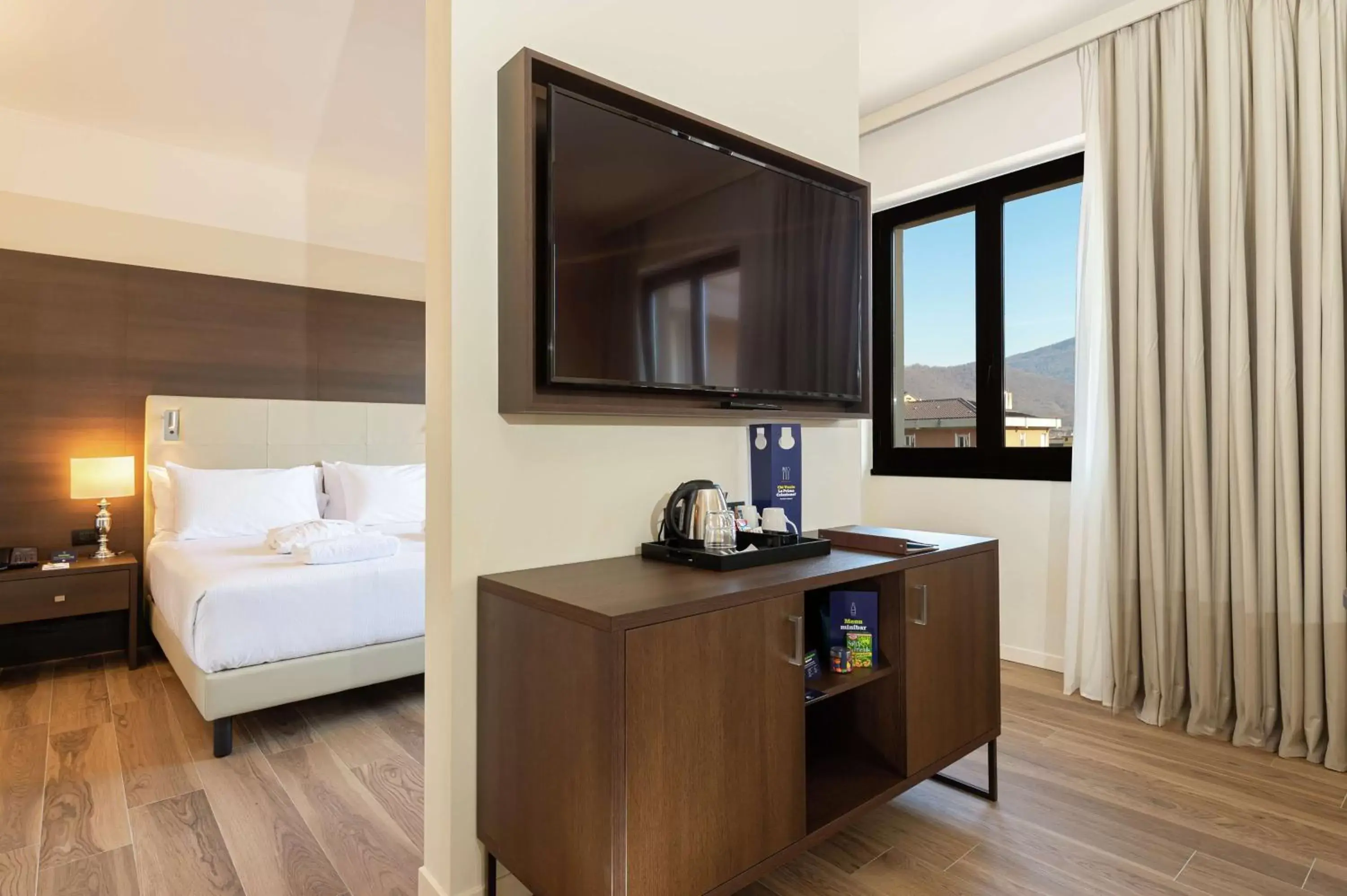 Bed, TV/Entertainment Center in DoubleTree by Hilton Brescia