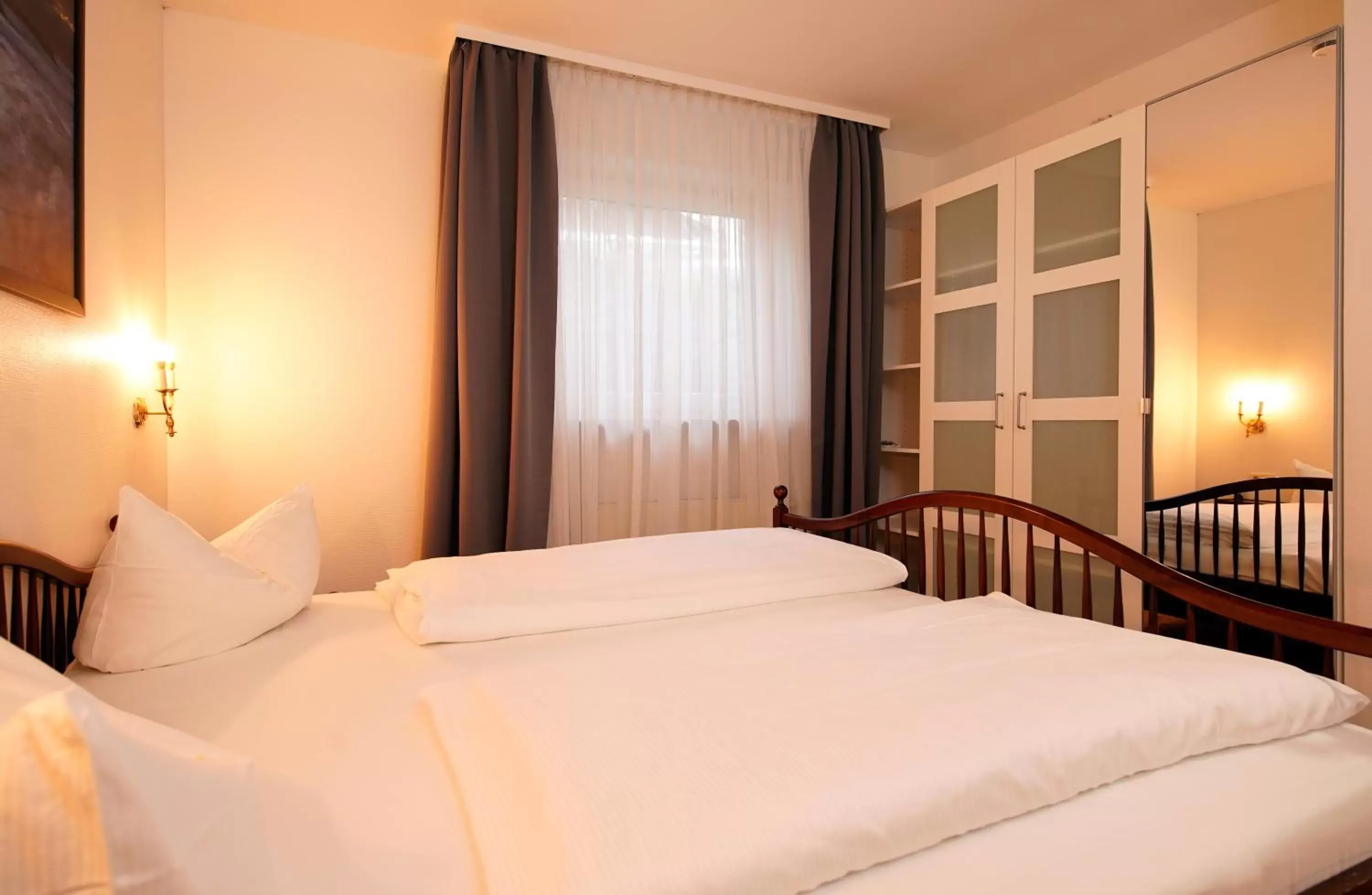 Bedroom, Bed in Hotel Holsteiner Hof GmbH