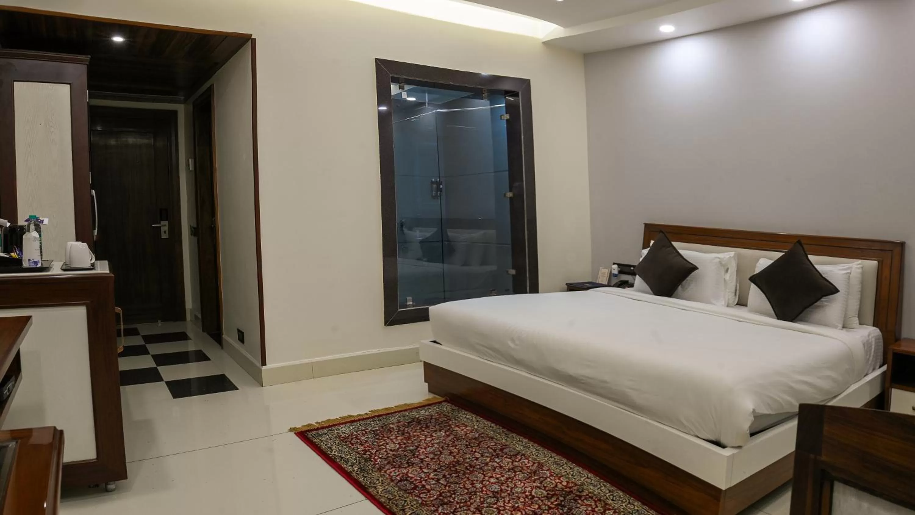 Bedroom, Bed in Hotel Leela Grande