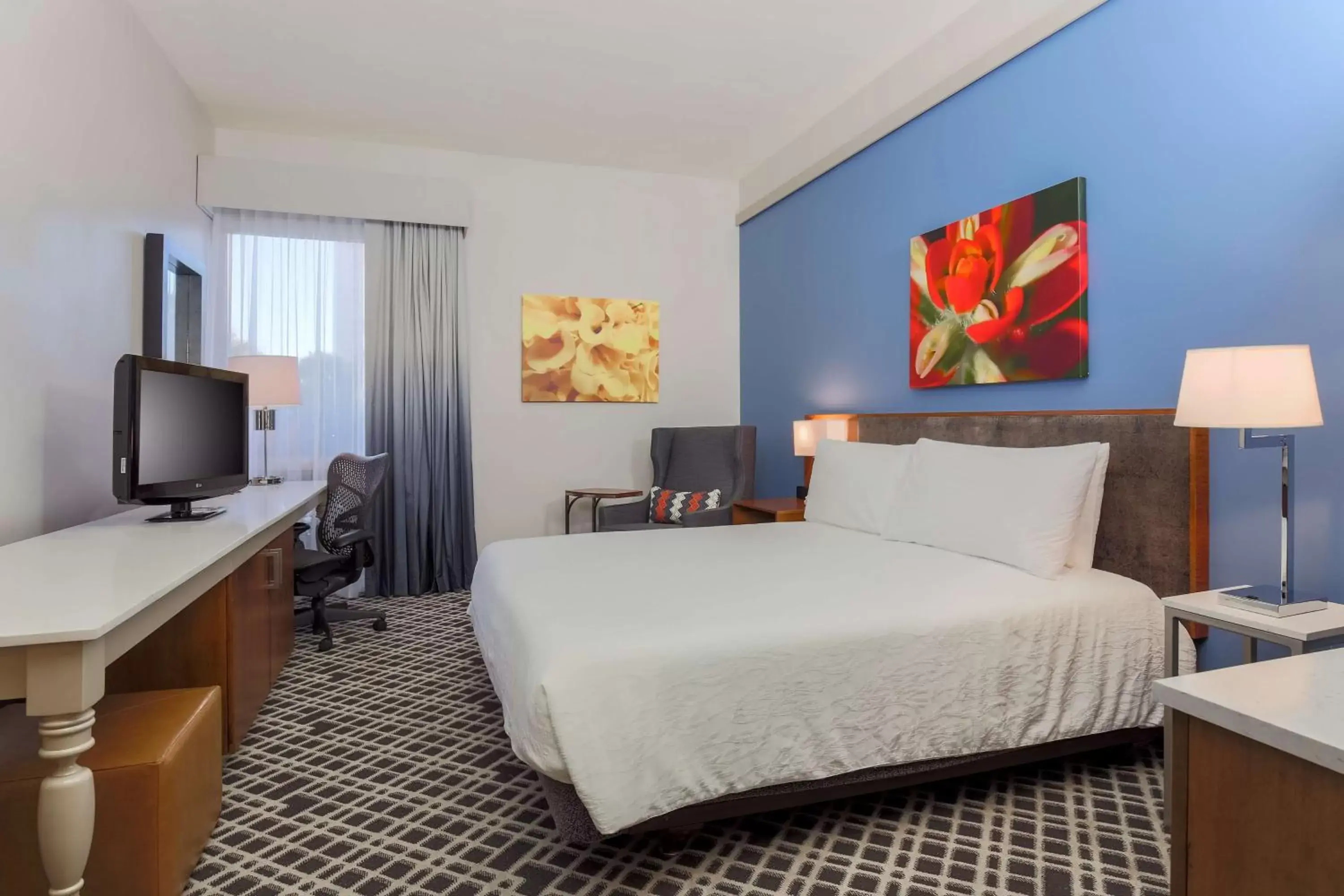 Bedroom, Bed in Hilton Garden Inn Dallas/Market Center