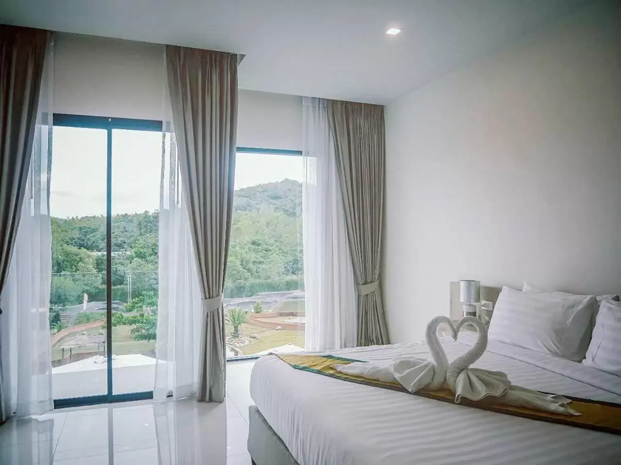 Bed in Viva Montane Hotel Pattaya