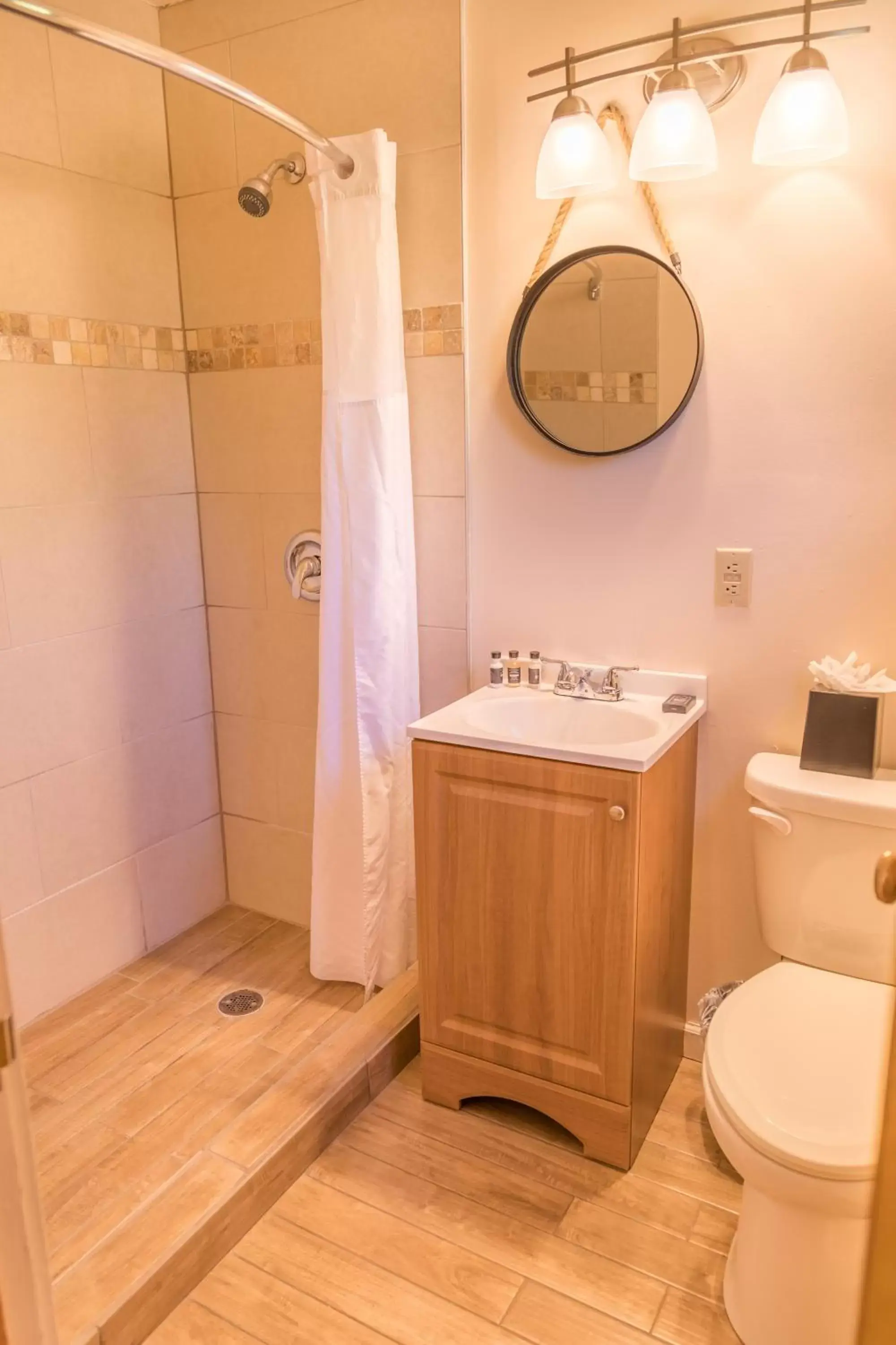 Shower, Bathroom in Alpine Trail Ridge Inn