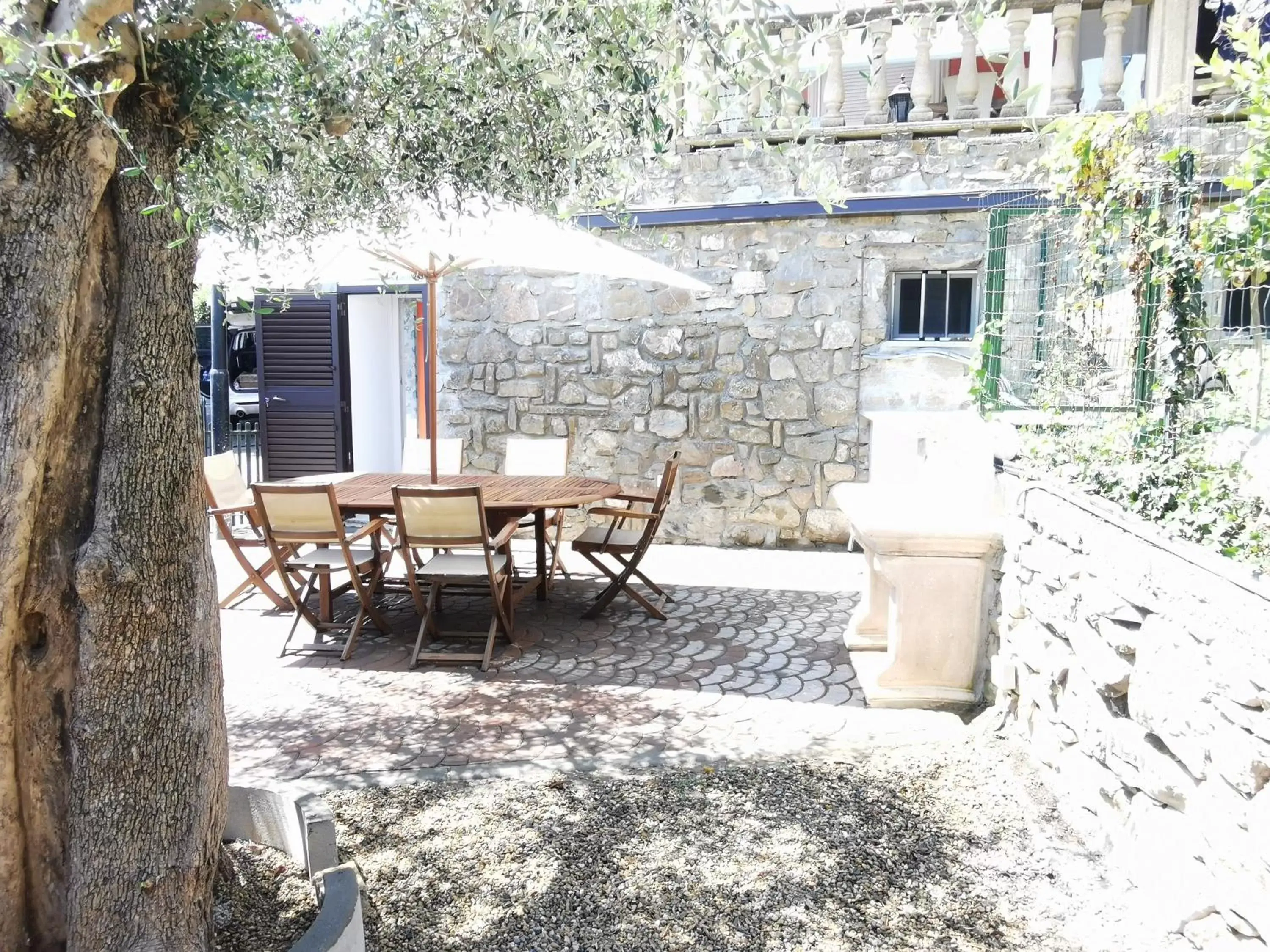 Inner courtyard view in Il Viaggio