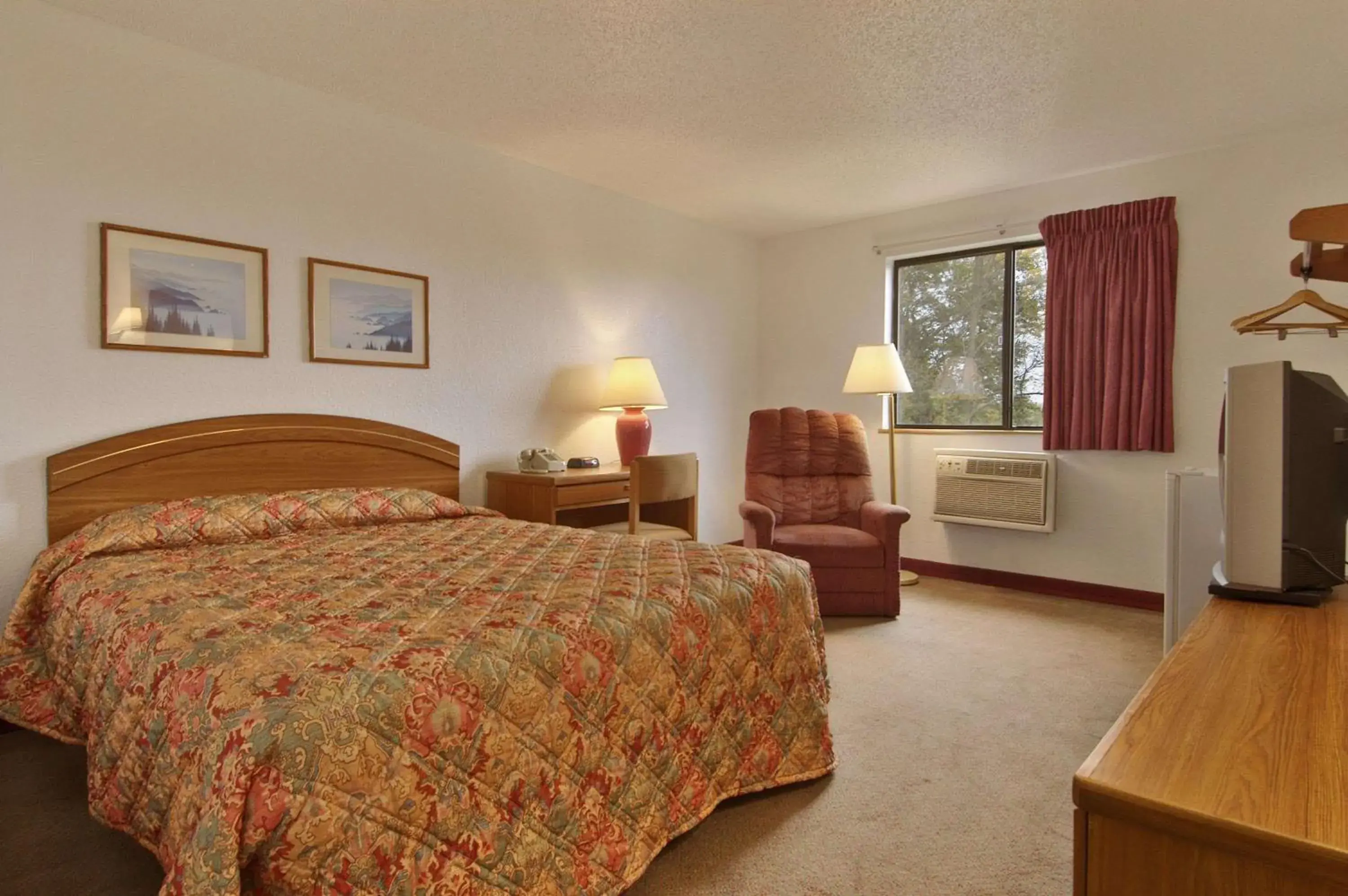 Photo of the whole room in Super 8 by Wyndham New Castle