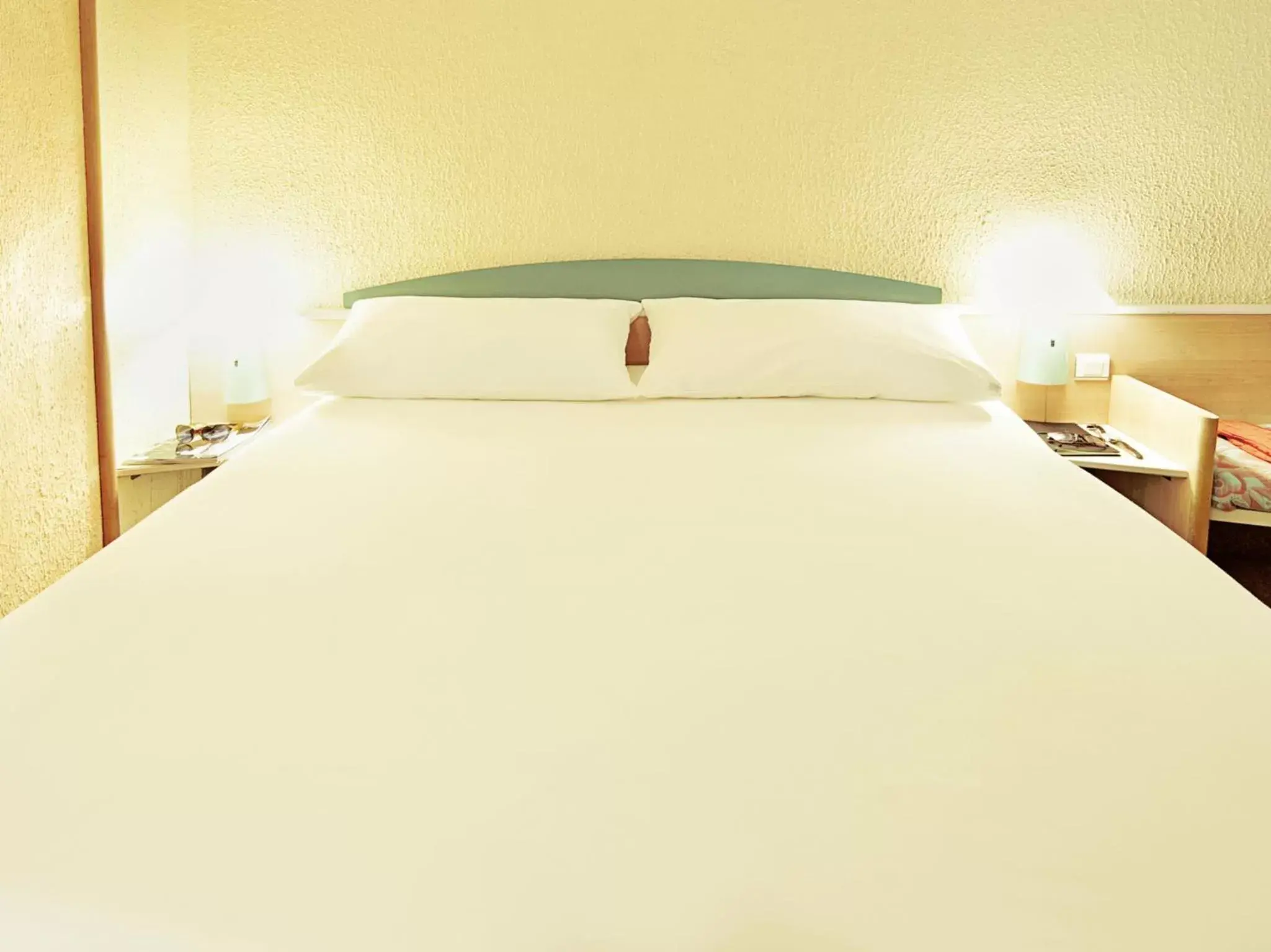 Bed in Hotel ibis Setubal