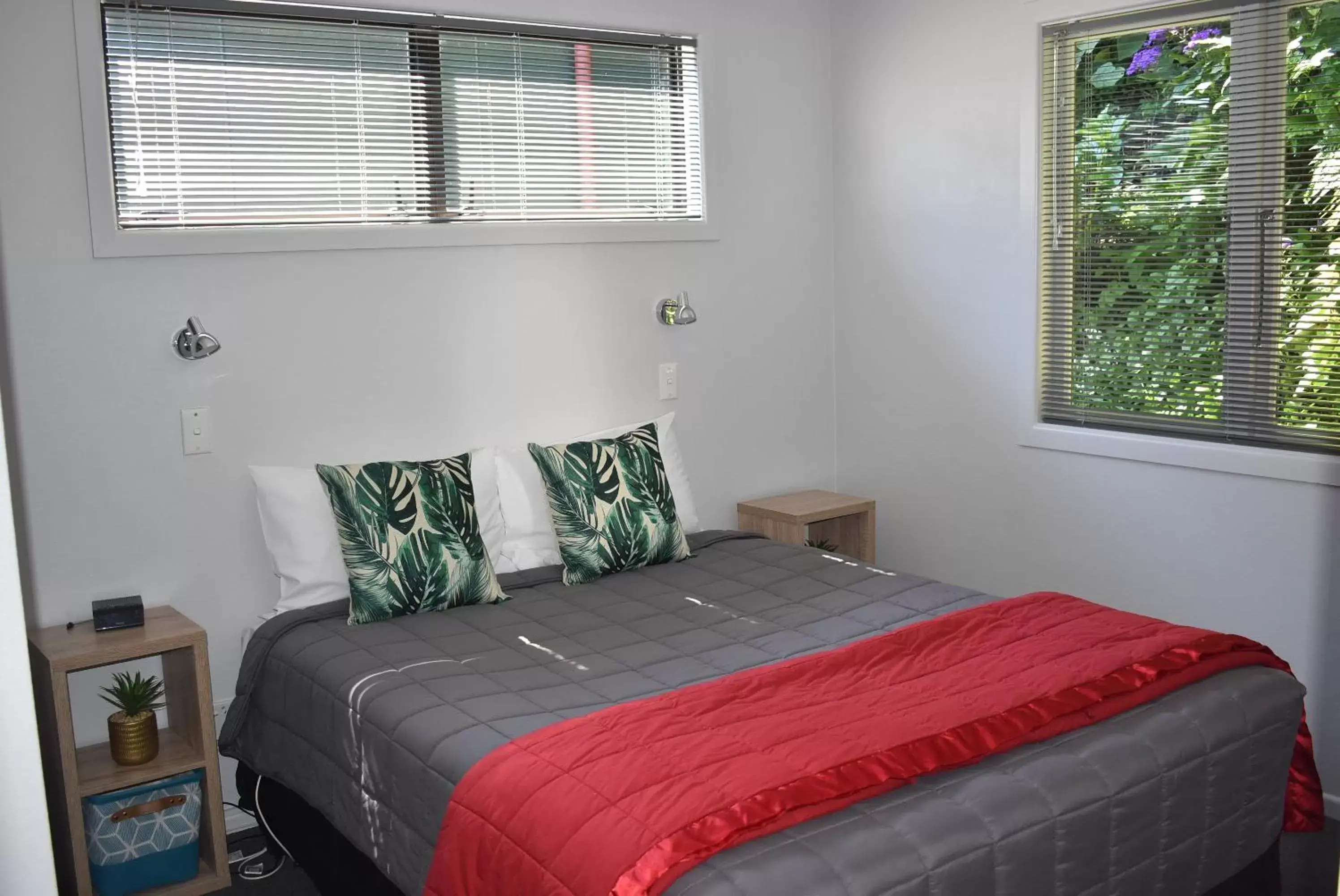 Bedroom, Bed in Coastal Motor Lodge