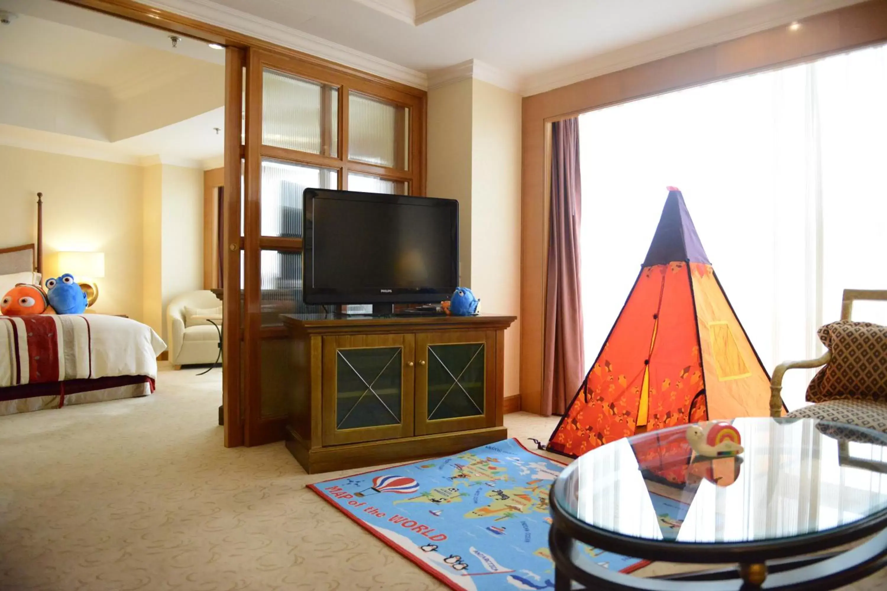 Photo of the whole room, TV/Entertainment Center in Crowne Plaza Qingdao, an IHG Hotel