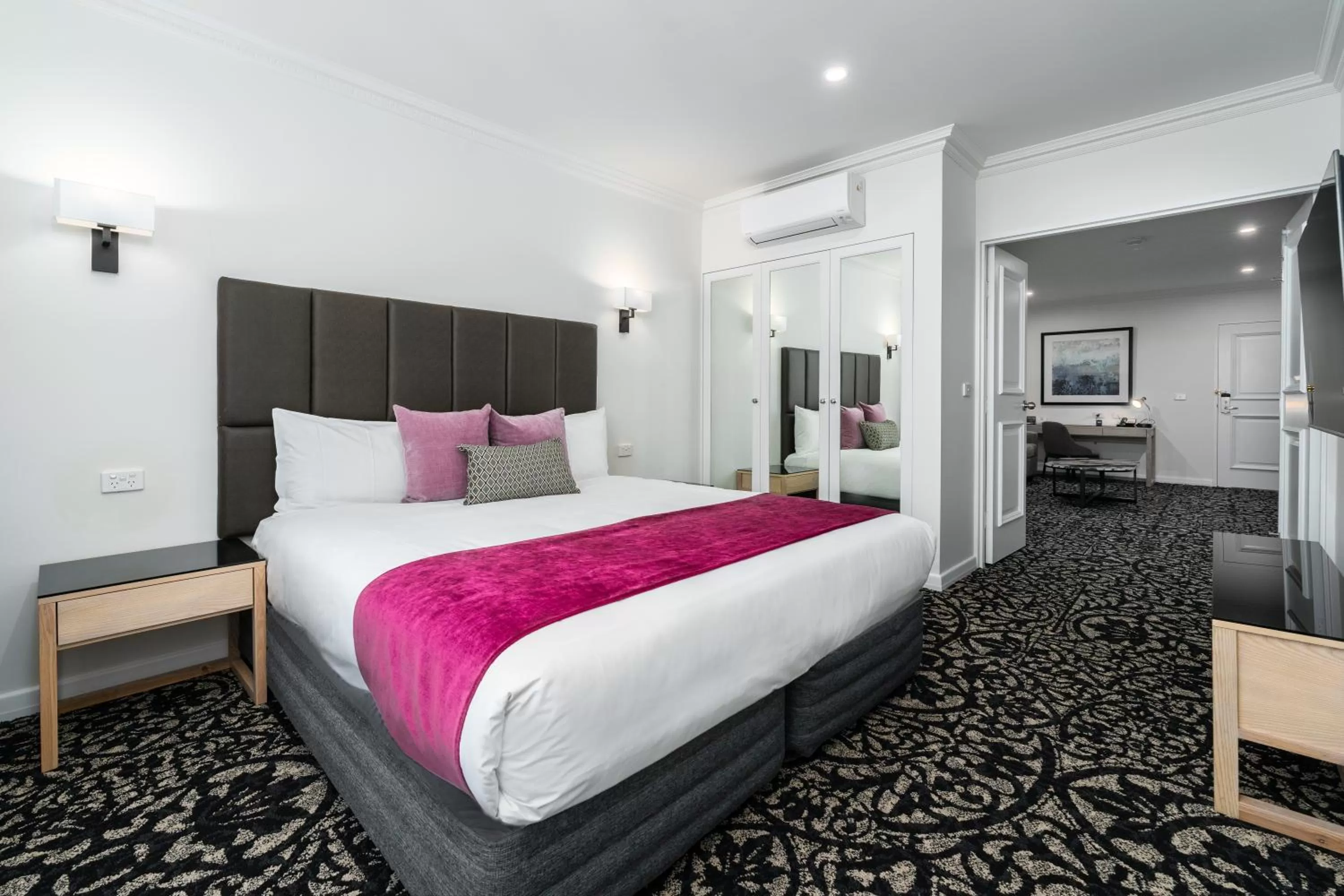 Bed in Quality Hotel Parklake Shepparton