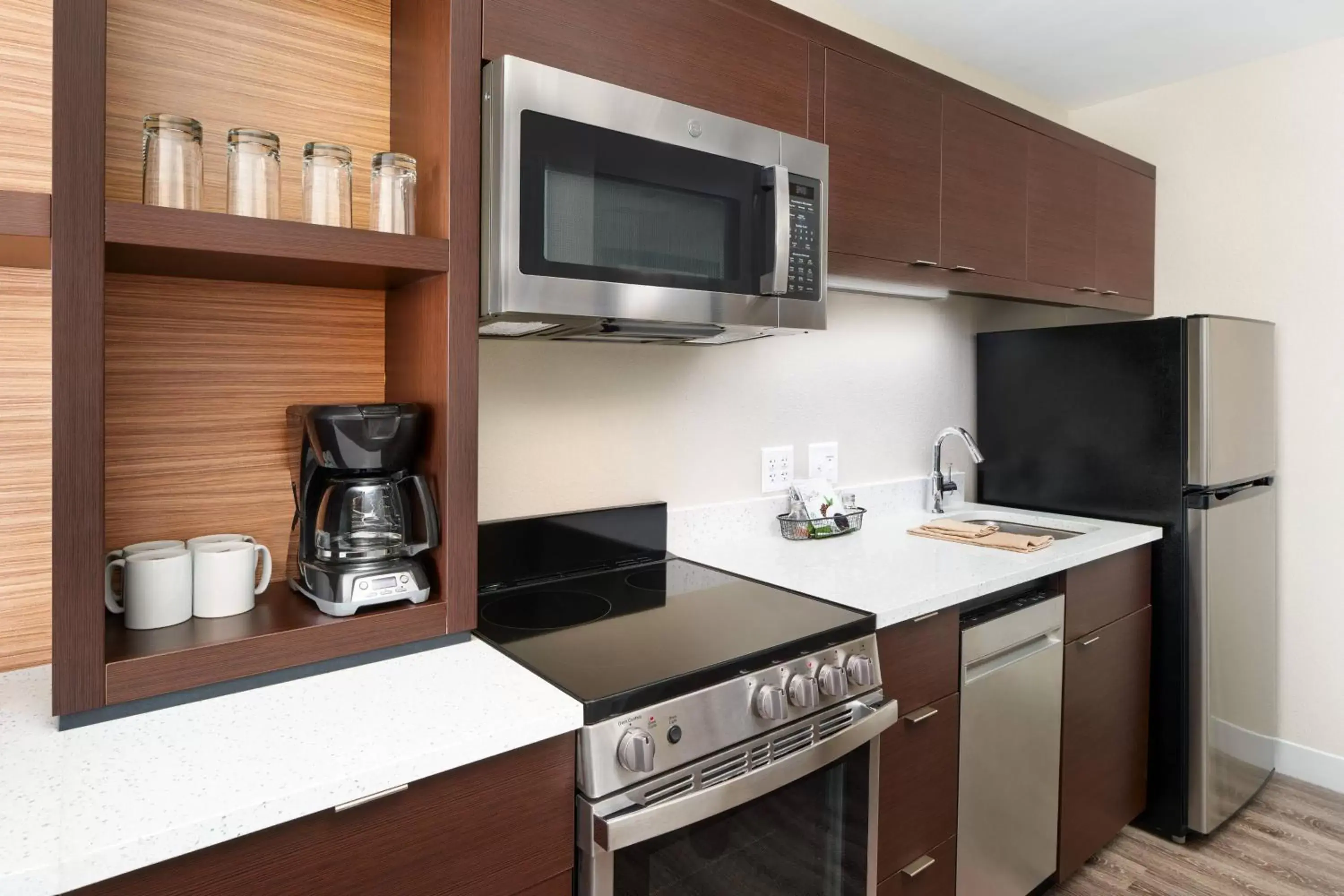 Bedroom, Kitchen/Kitchenette in TownePlace Suites by Marriott Leesburg