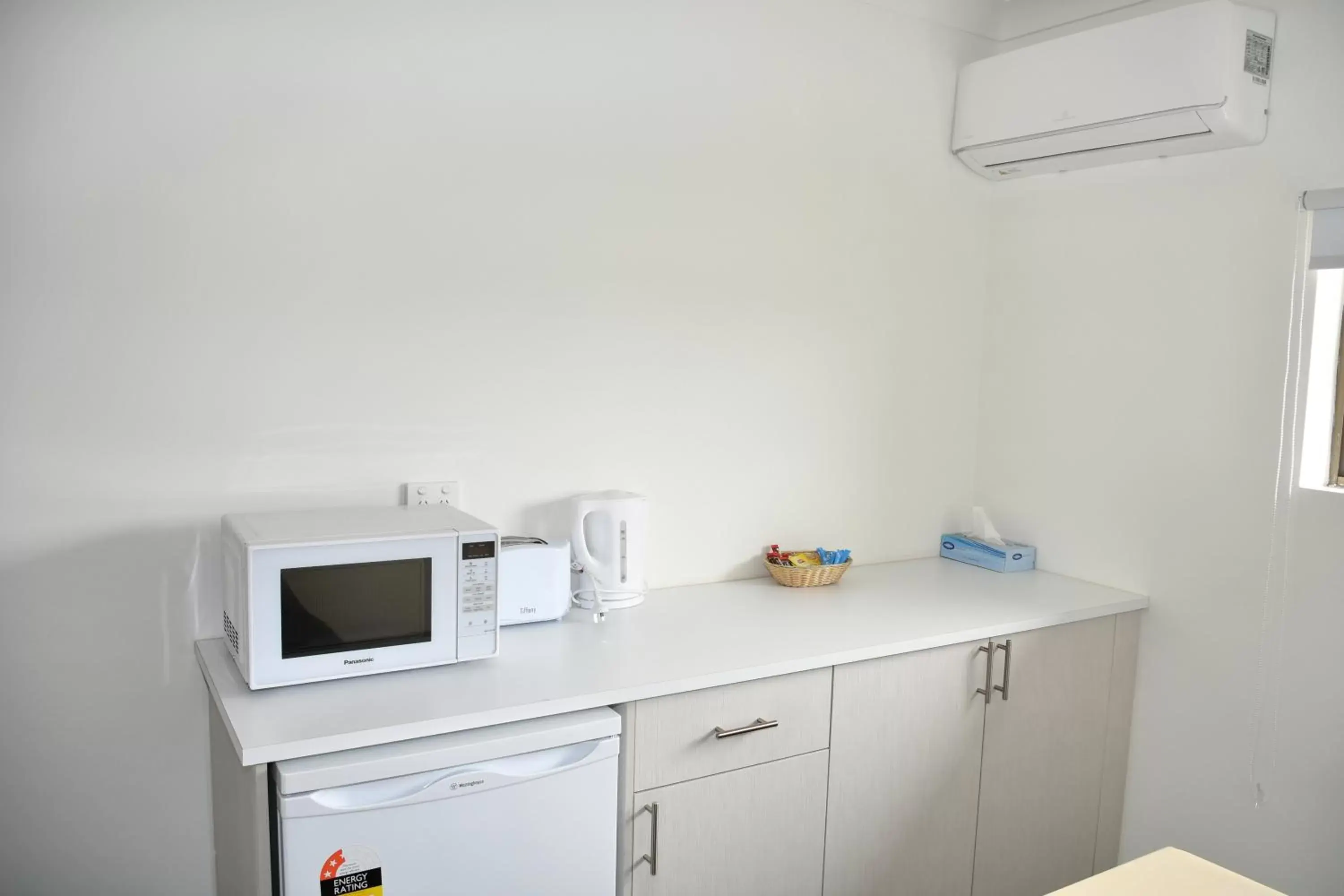 Coffee/tea facilities, Kitchen/Kitchenette in Lakeside Inn Wollongong