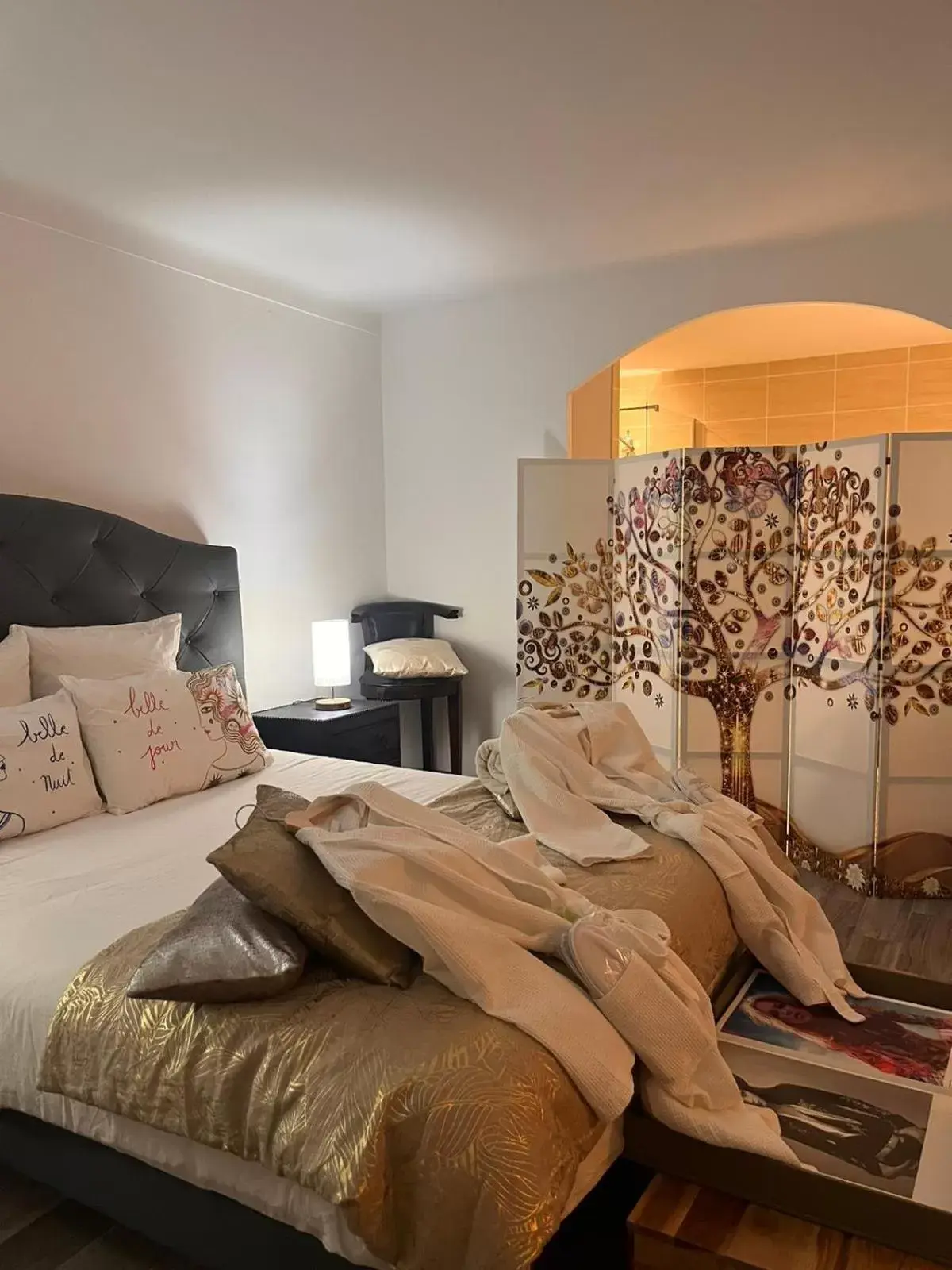 Bedroom, Bed in Luxe et sérénité au cœur de Saint-Tropez Suites spacieuses avec jardin enchanteur La Romana