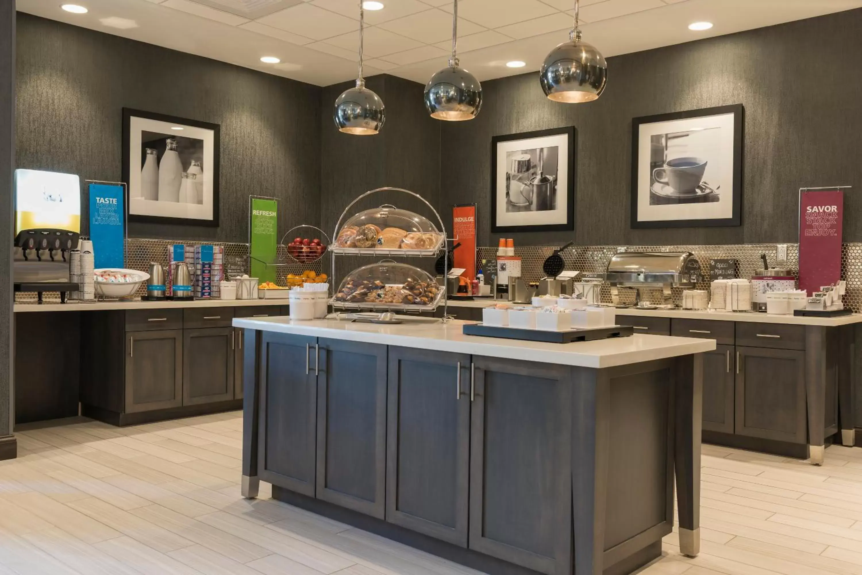 Breakfast, Restaurant/Places to Eat in Hampton Inn & Suites Indianapolis-Keystone, IN