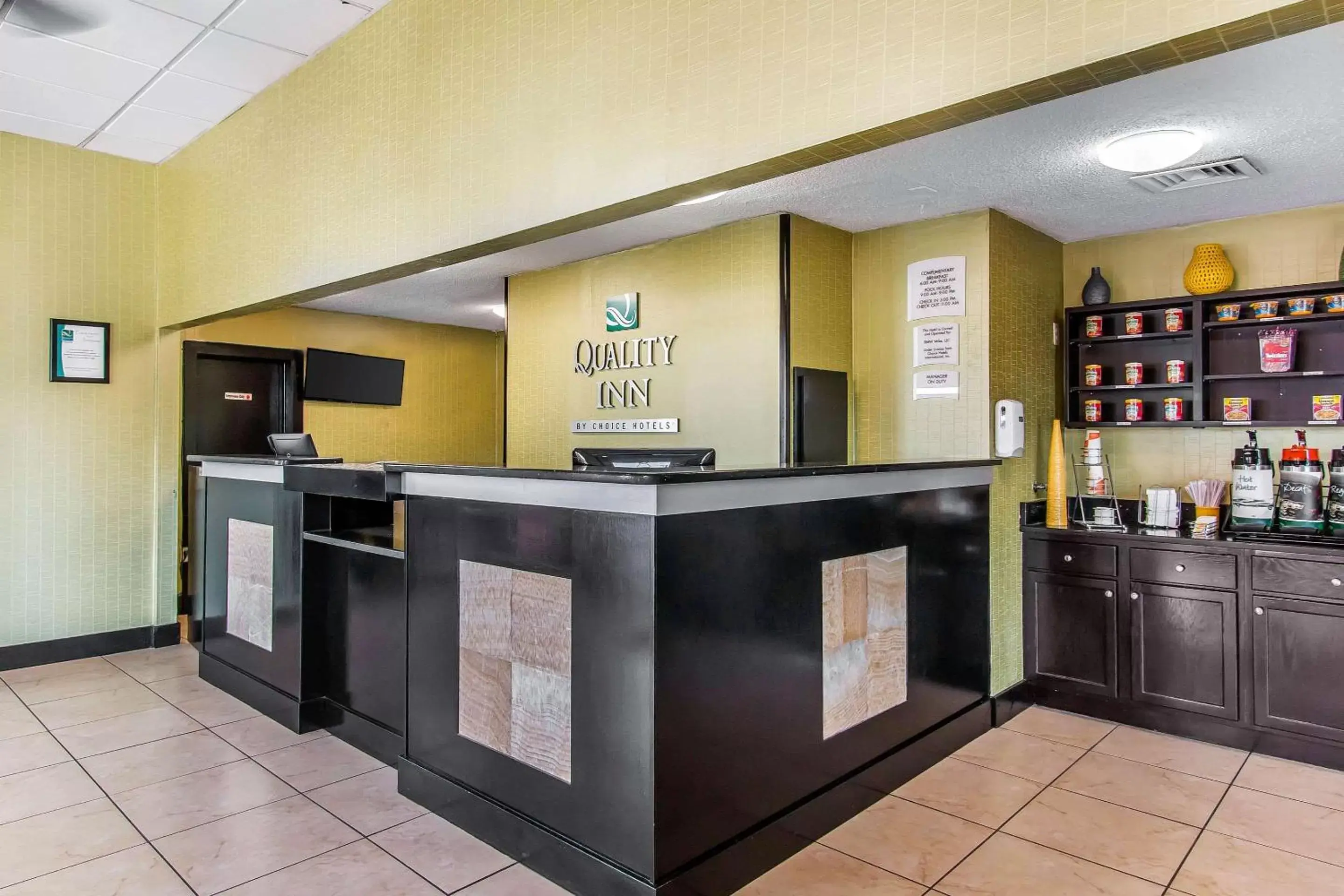 Lobby or reception in Quality Inn Hinesville - Fort Stewart Area, Kitchenette Rooms - Pool - Guest Laundry