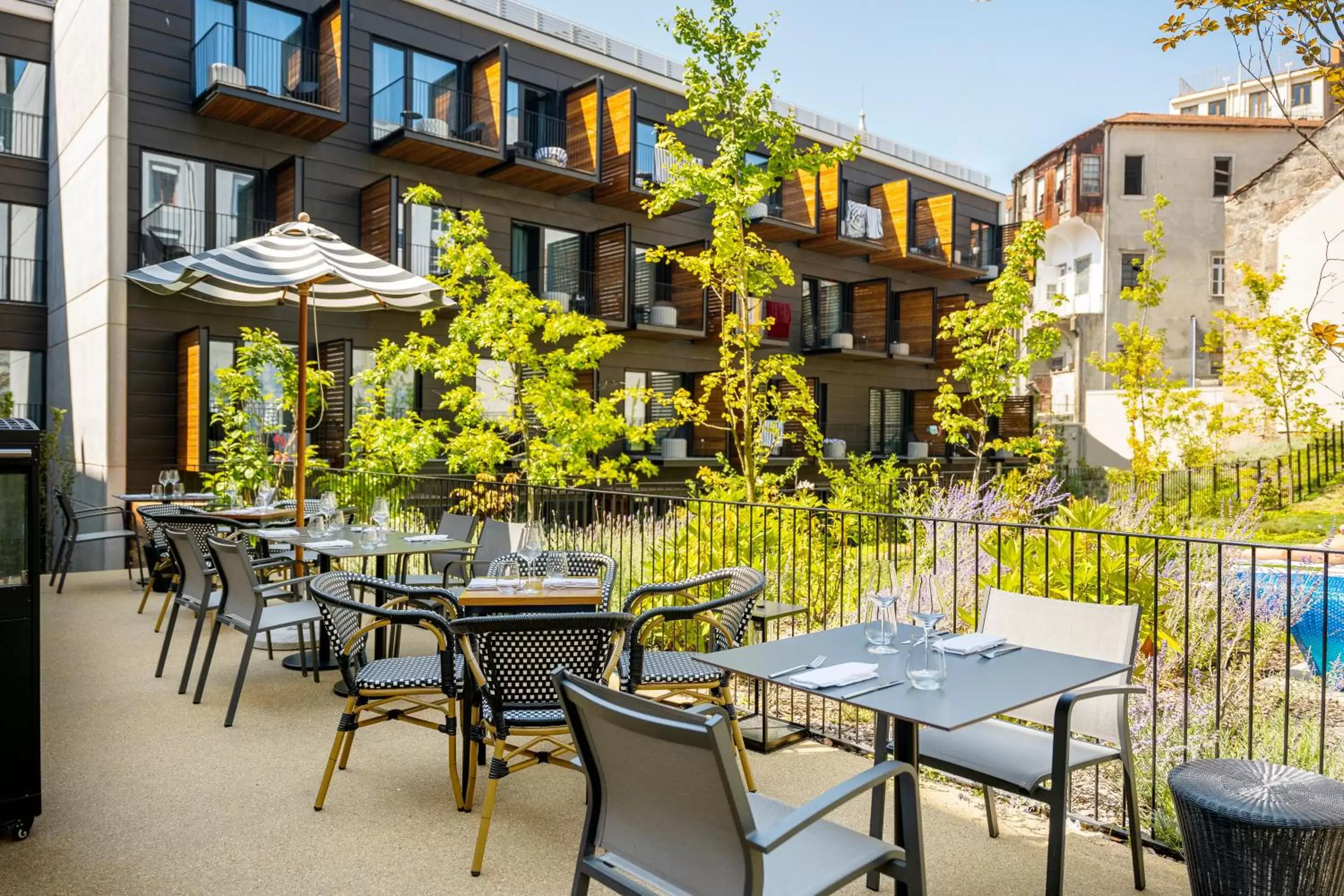 Balcony/Terrace, Restaurant/Places to Eat in Mercure Porto Centro Aliados