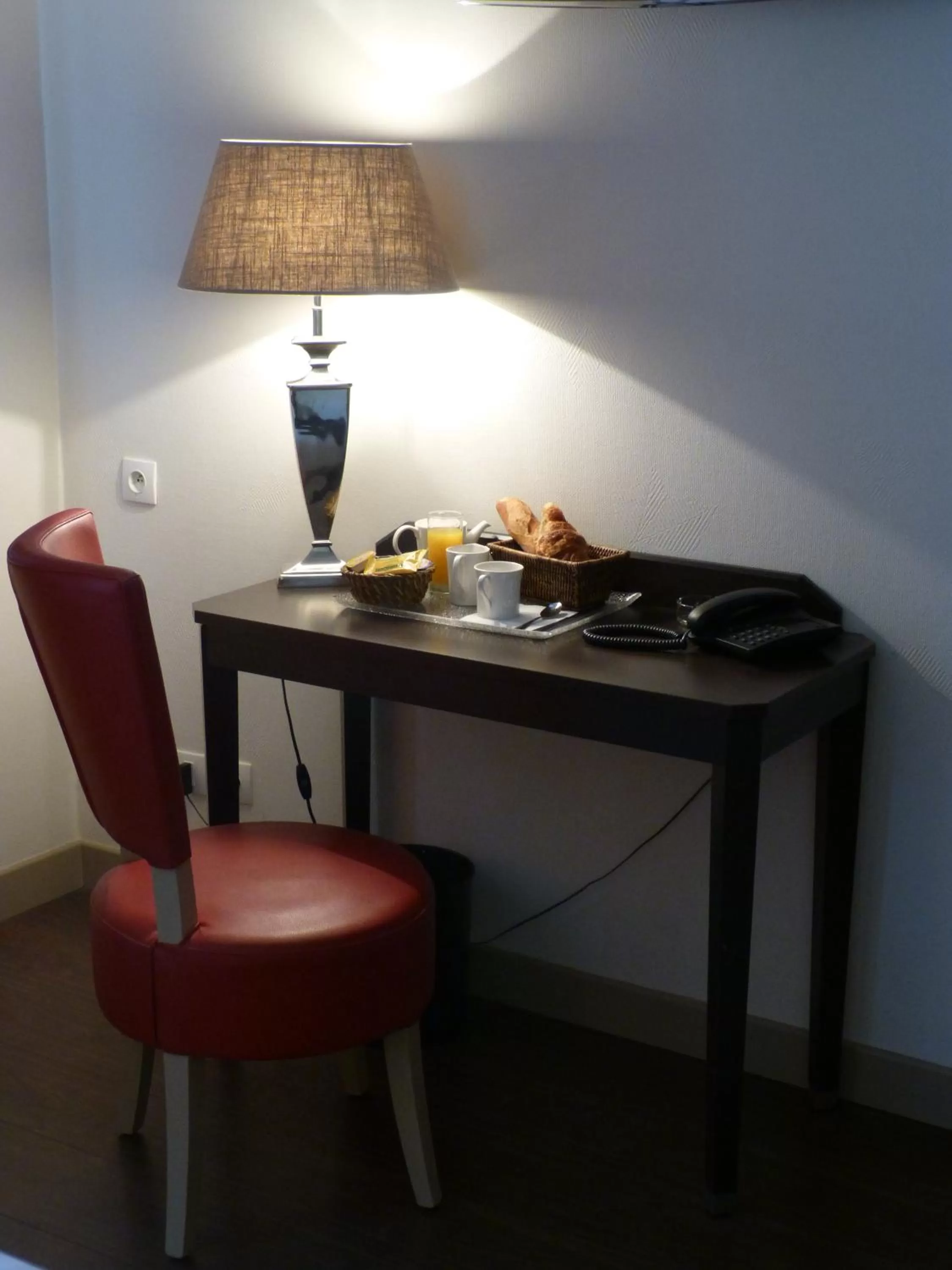 Seating area in Hotel Little Regina