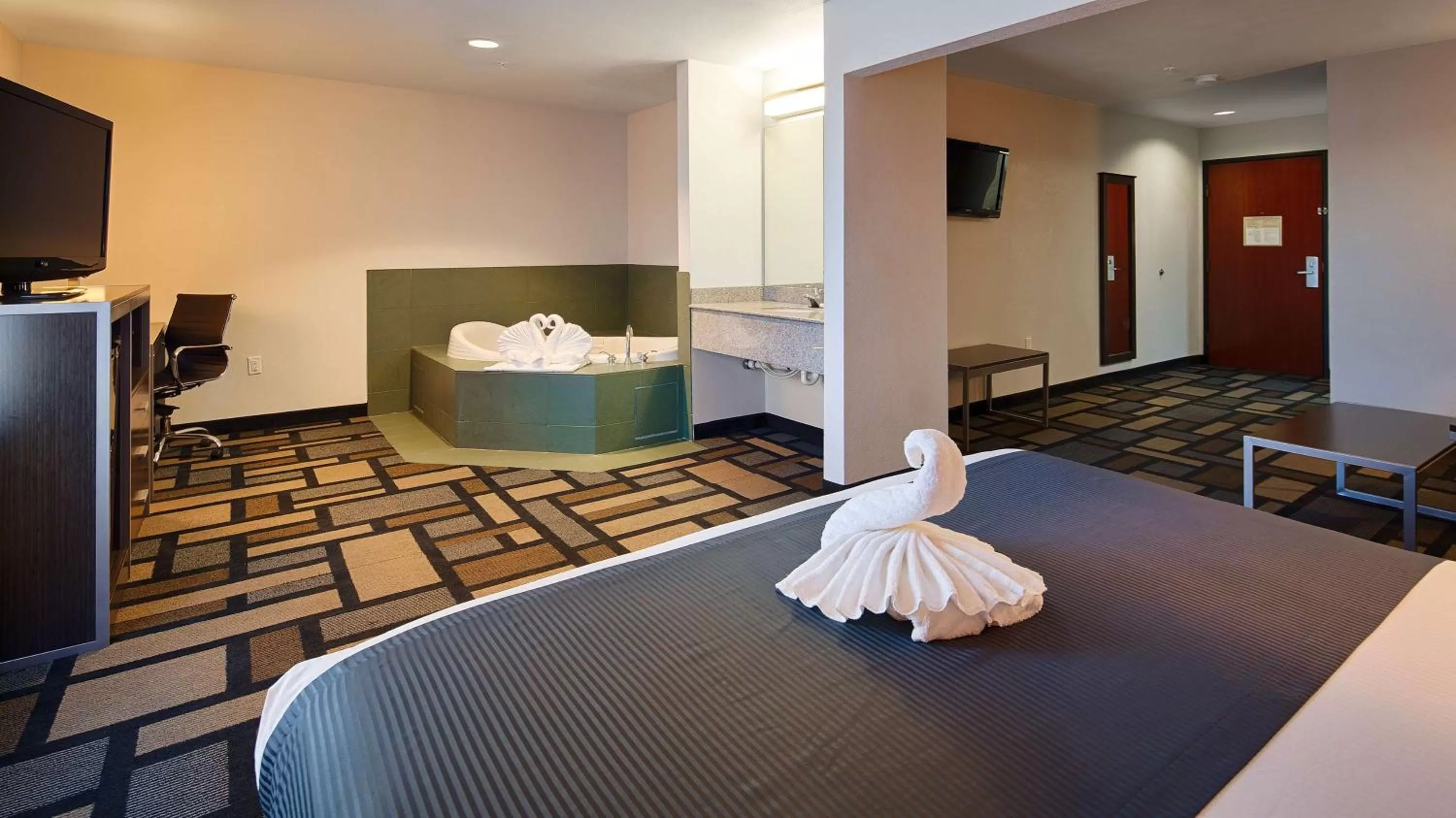 King Suite with Jetted Tub/Bathtub - Mobility Accessible/Non-Smoking in Best Western Galleria Inn & Suites