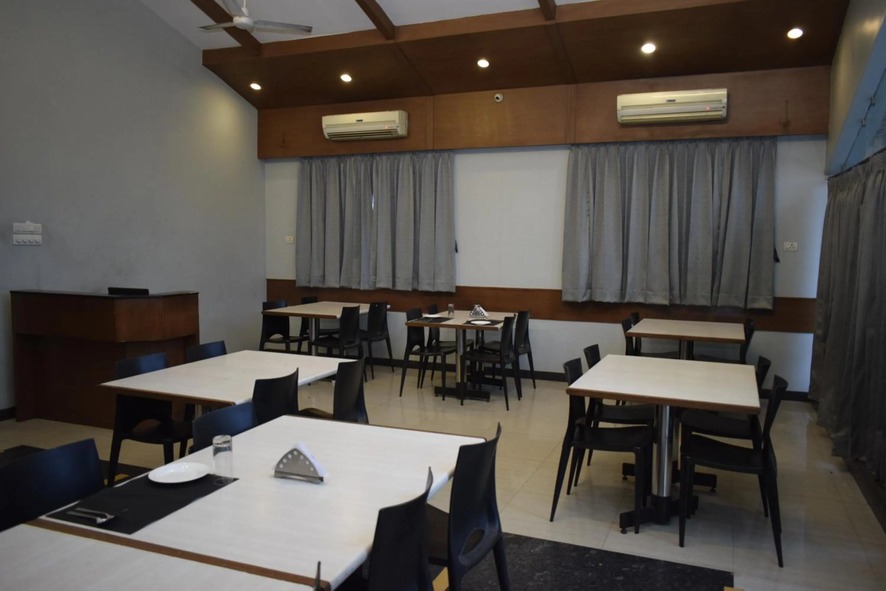 Restaurant/places to eat in Hotel The Nook