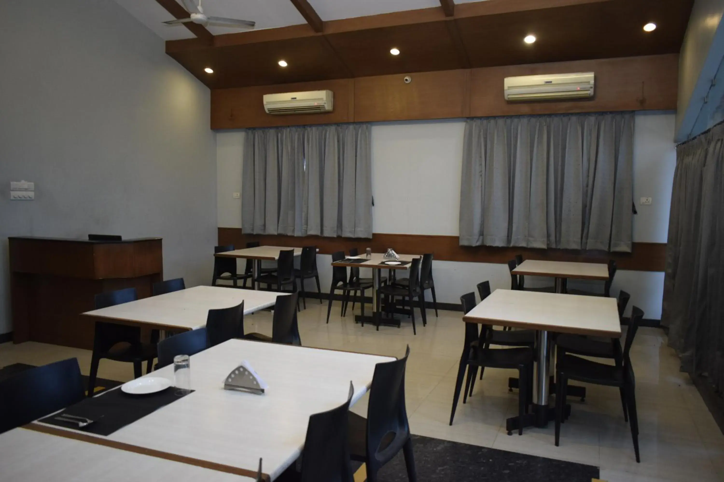 Restaurant/places to eat in Hotel The Nook Restaurant/places to eat in Hotel The Nook