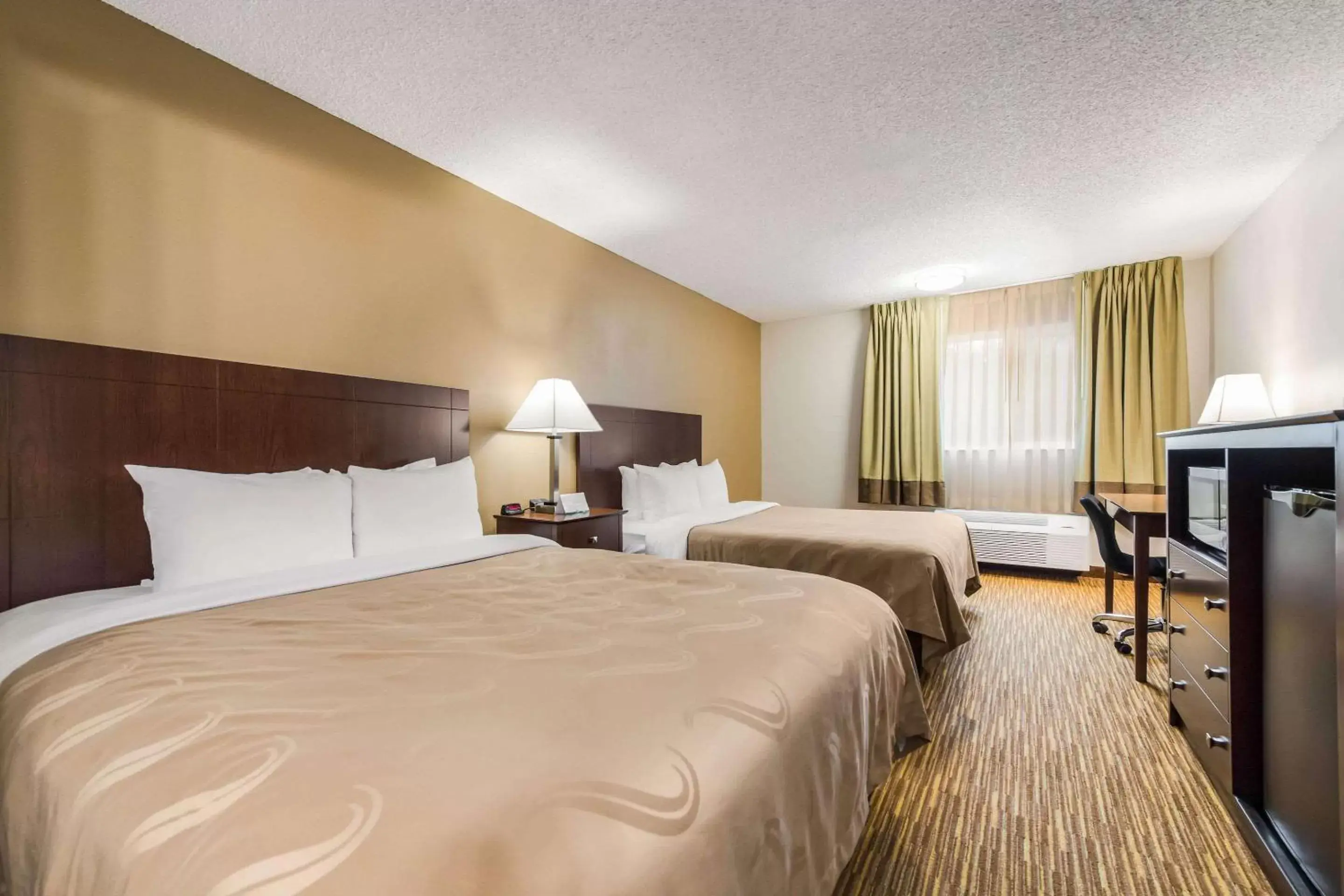 Photo of the whole room, Bed in Quality Inn & Suites Lacey I-5