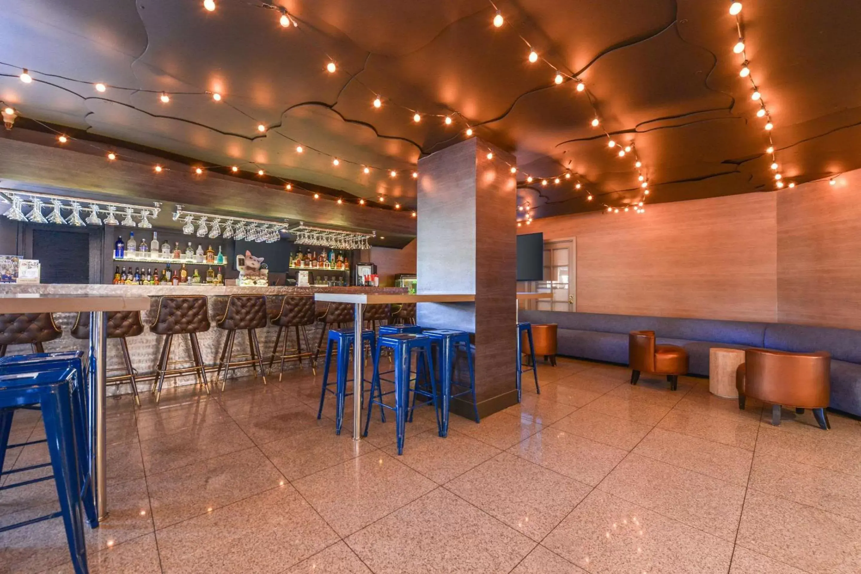 Lounge or bar in Quality Inn & Suites Montebello - Los Angeles Lounge or bar in Quality Inn & Suites Montebello - Los Angeles