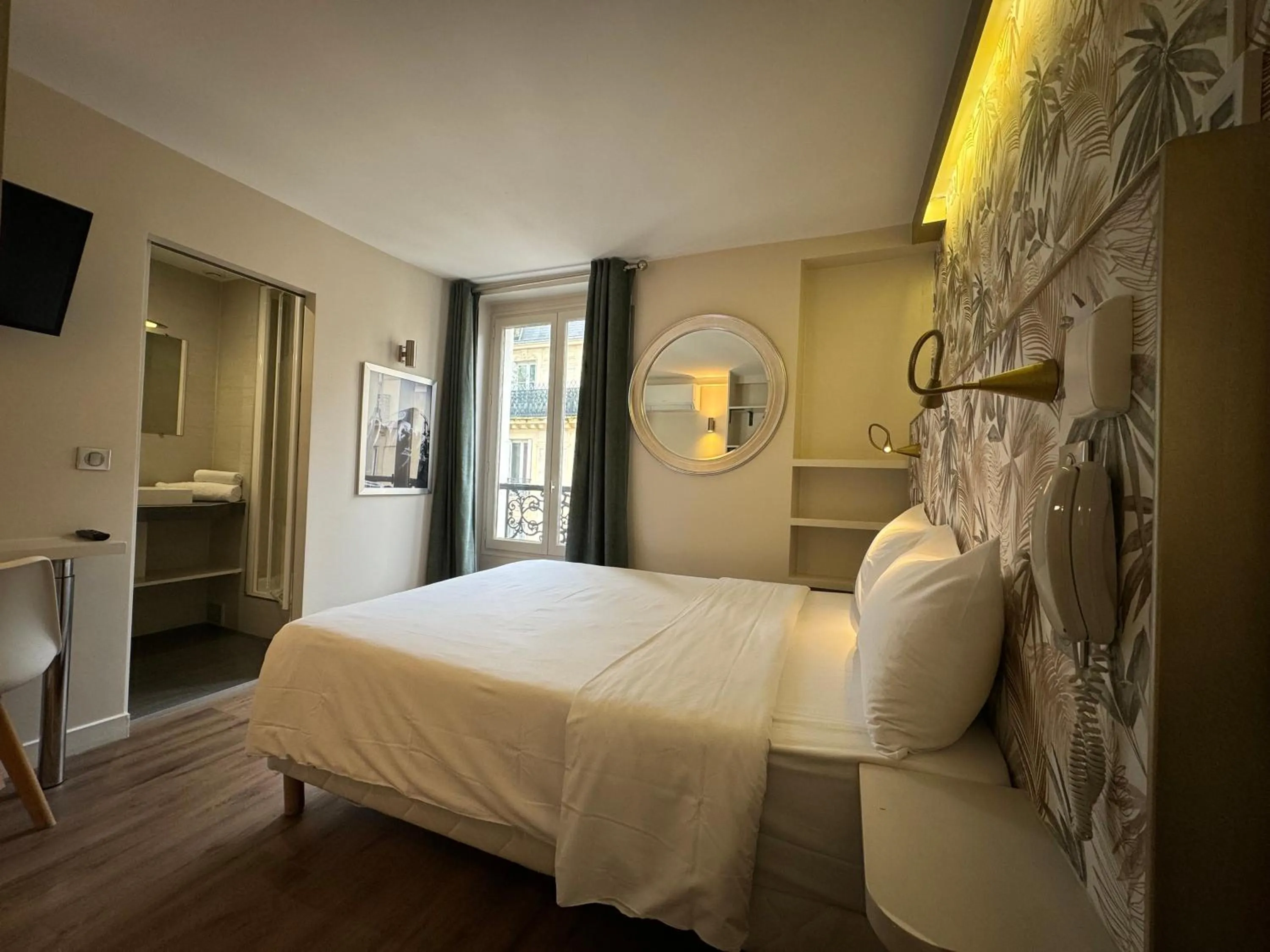 Shower, Bed in Hotel Nation Montmartre