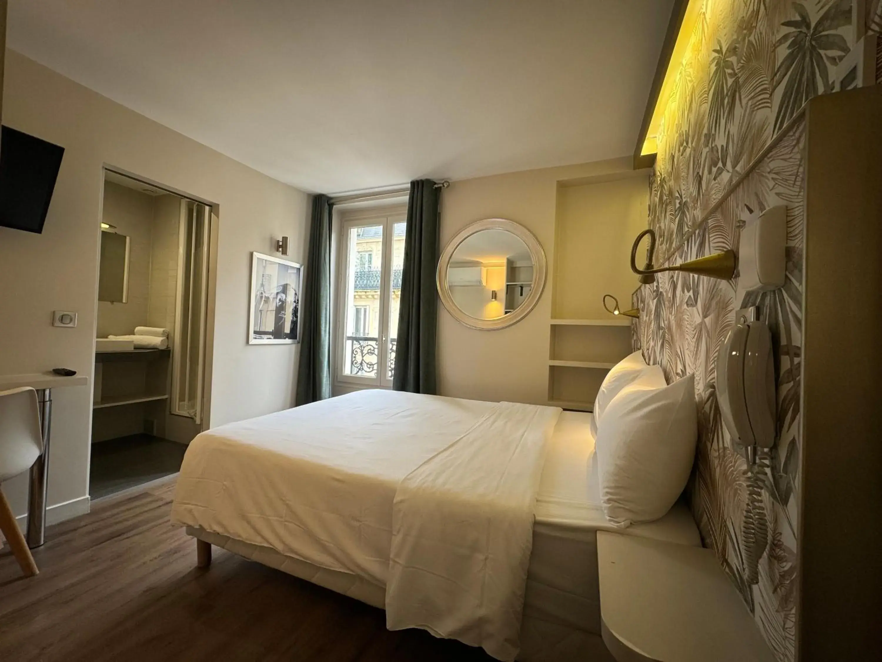 Shower, Bed in Nation Montmartre Hotel