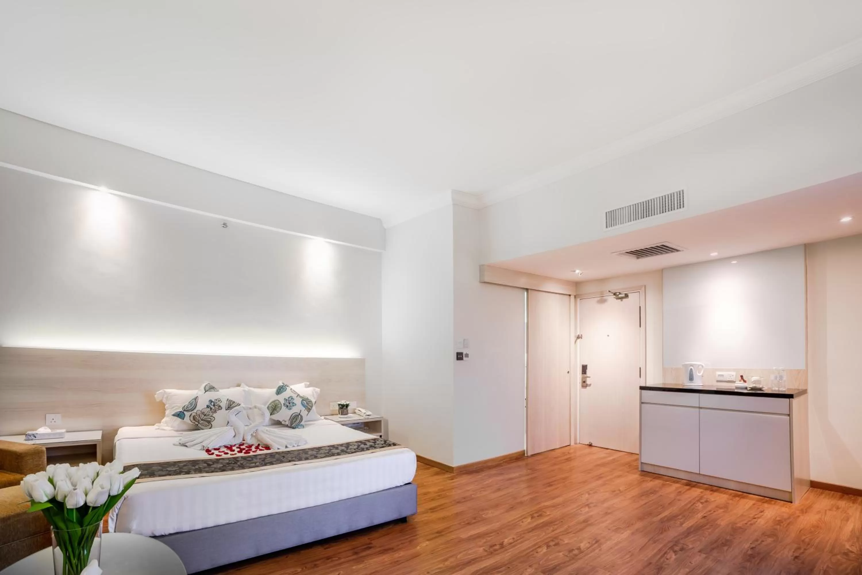 Bedroom, Bed in Crystal Crown Hotel JB