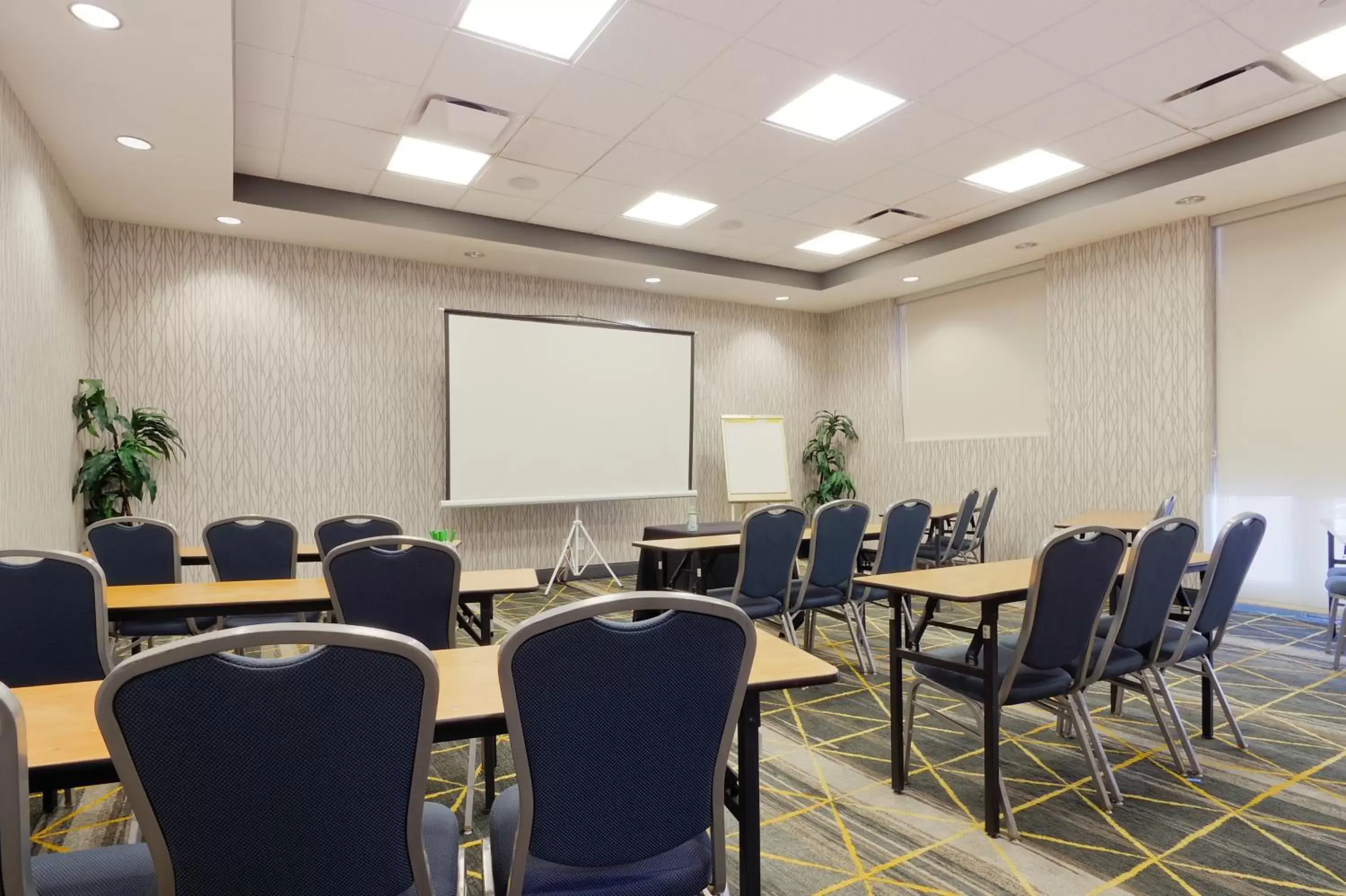 Meeting/conference room in Holiday Inn Phoenix Airport, an IHG Hotel