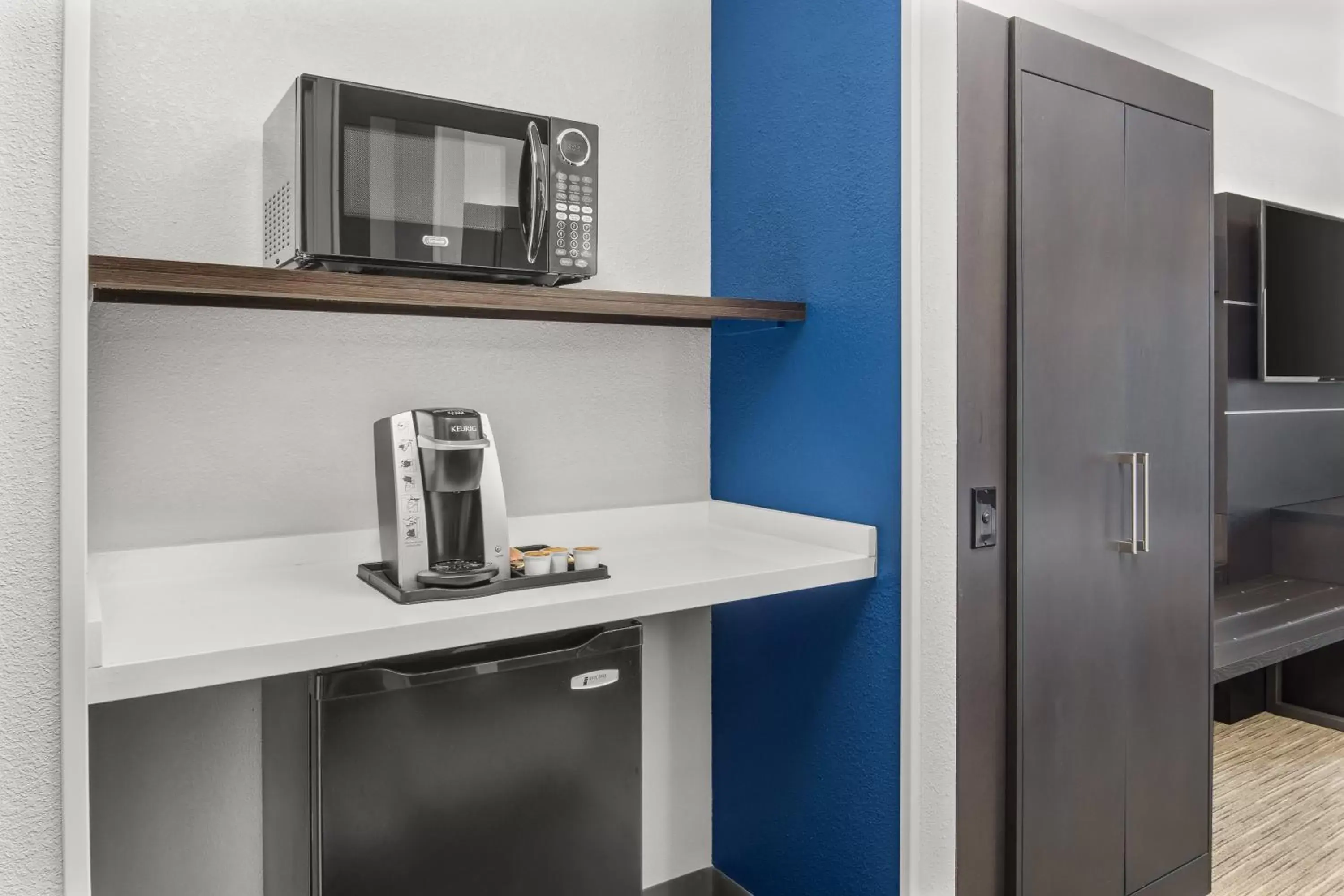 Photo of the whole room, Kitchen/Kitchenette in Holiday Inn Express Hotels & Suites Greenville-Spartanburg/Duncan, an IHG Hotel