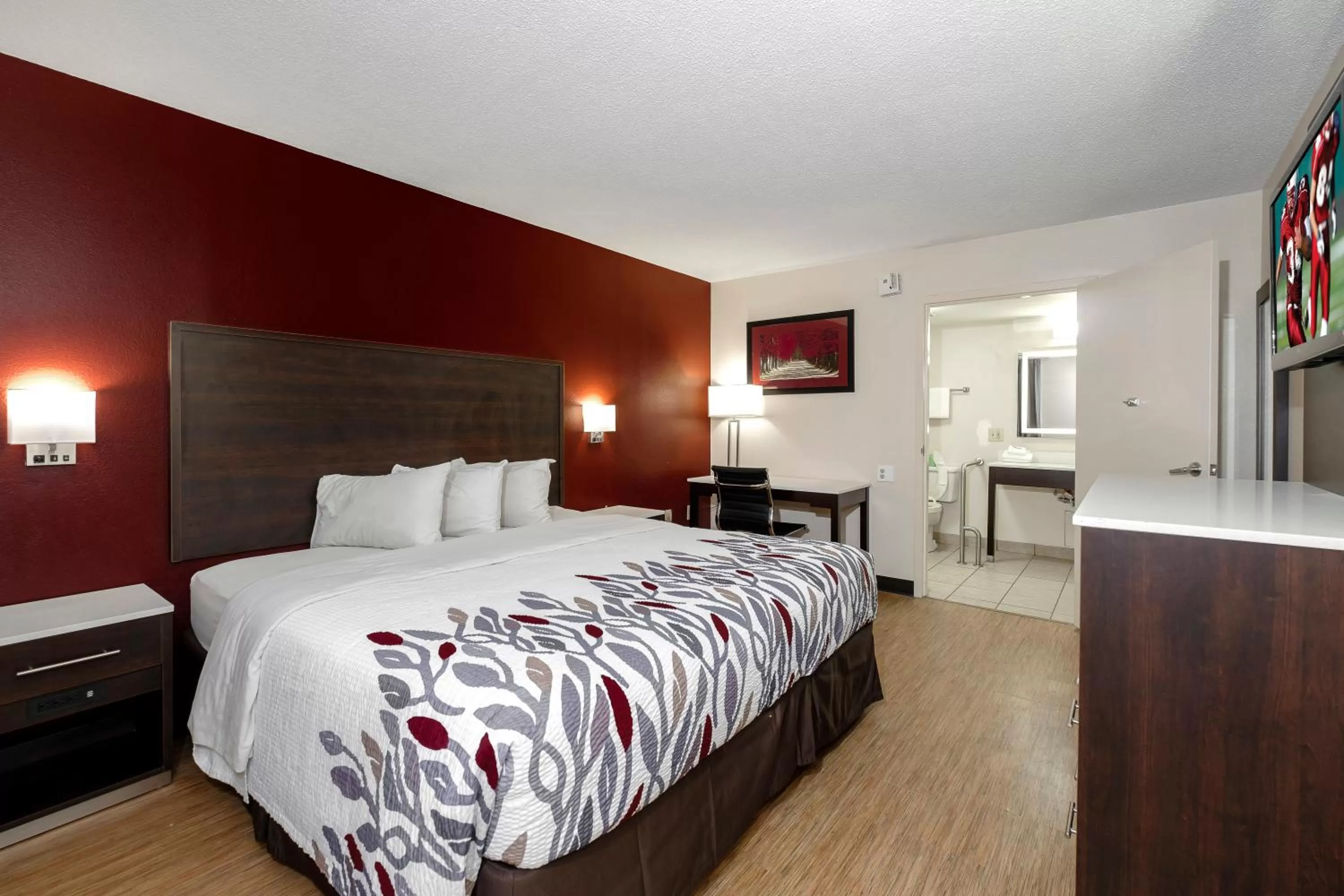 Photo of the whole room, Bed in Red Roof Inn Gadsden