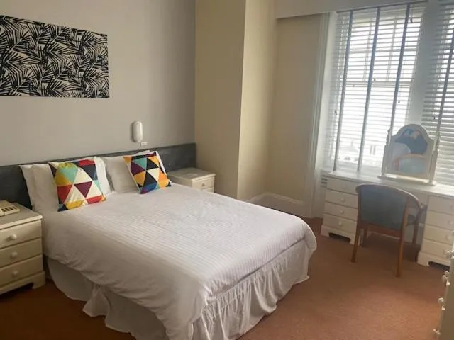 Bedroom, Bed in Runnymede Court Hotel