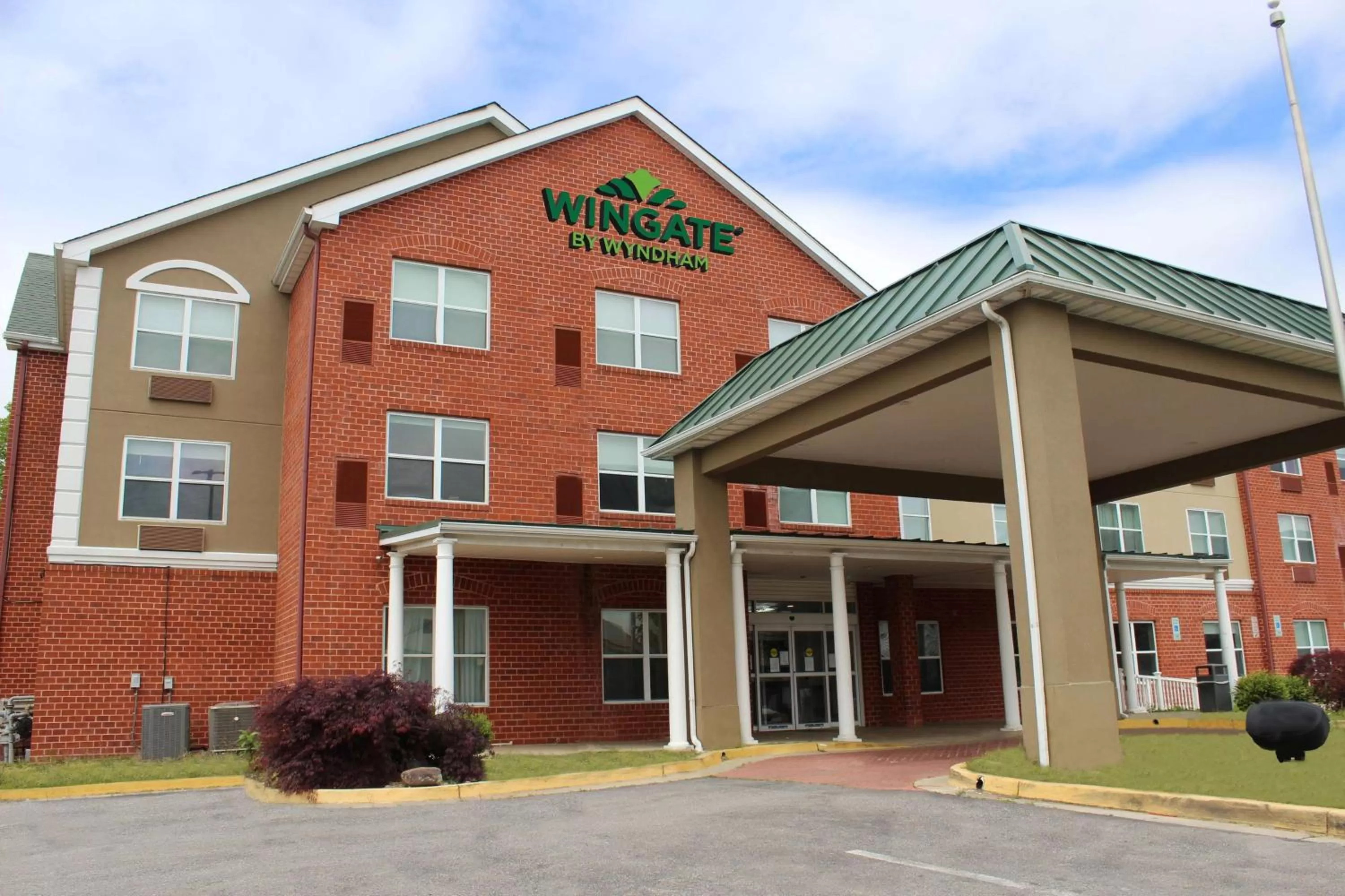 Property building in Wingate by Wyndham Waldorf - Washington DC Area