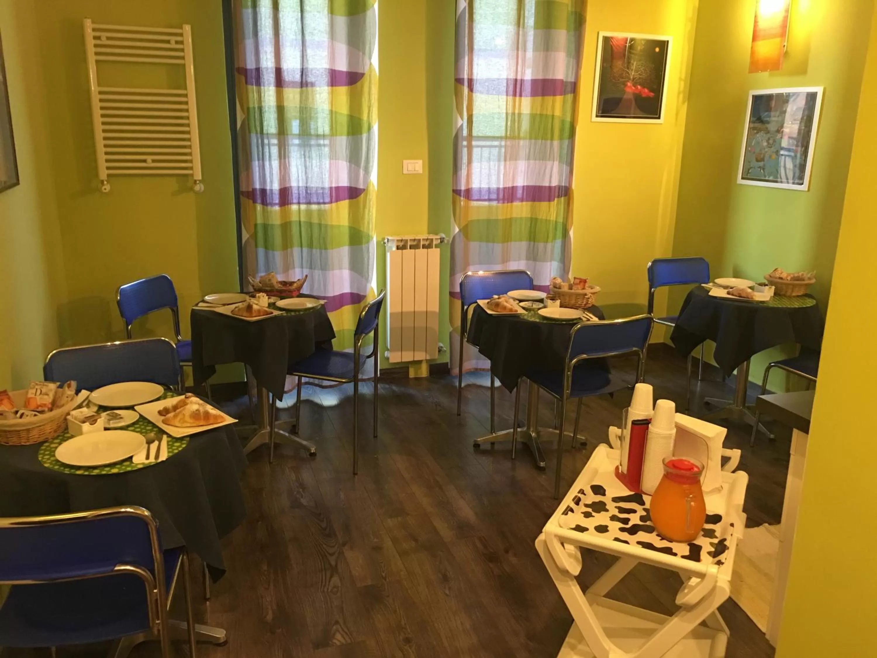 Coffee/tea facilities, Restaurant/Places to Eat in Almi Rooms