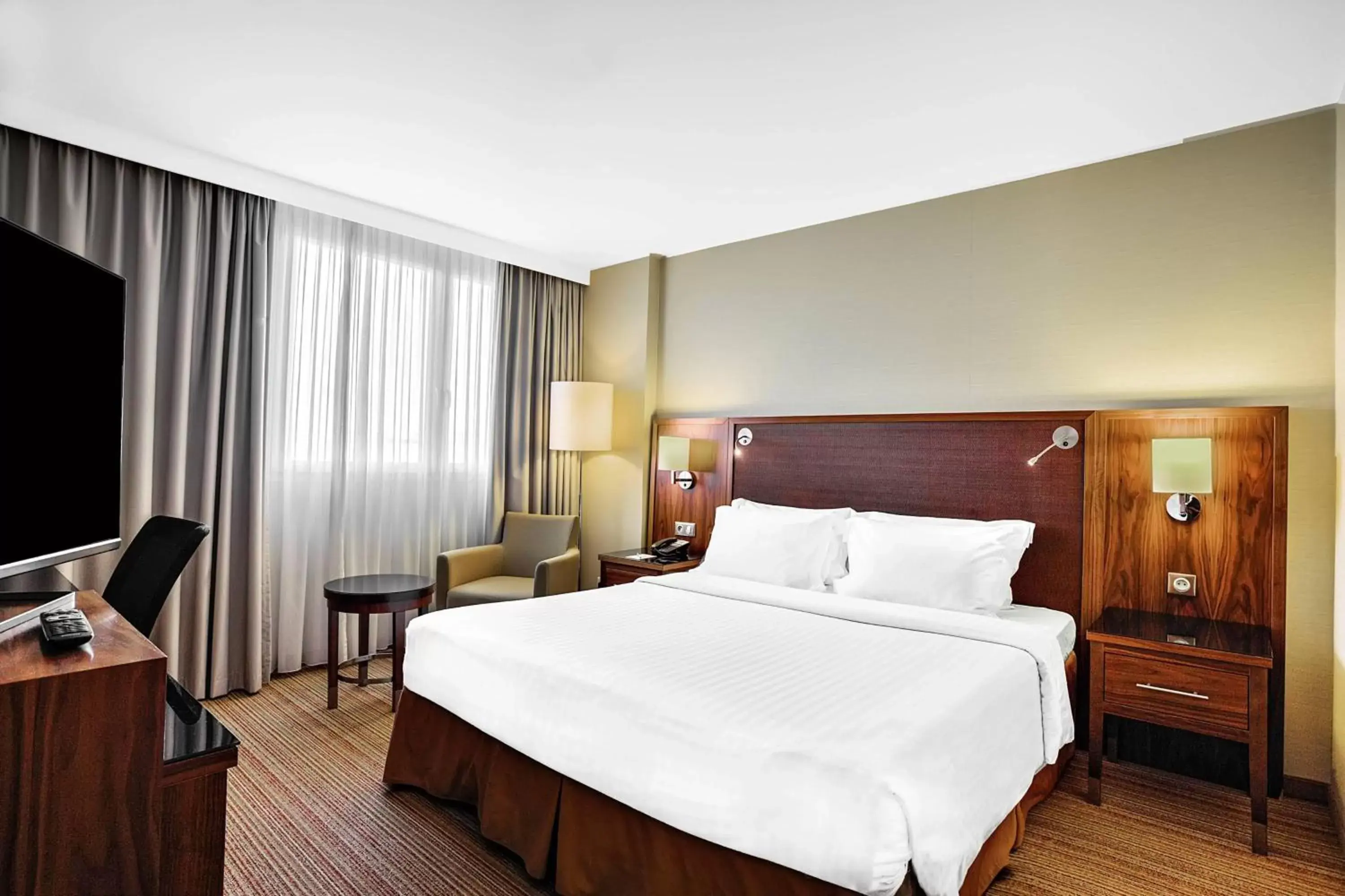 Photo of the whole room, Bed in Courtyard by Marriott Toulouse Airport