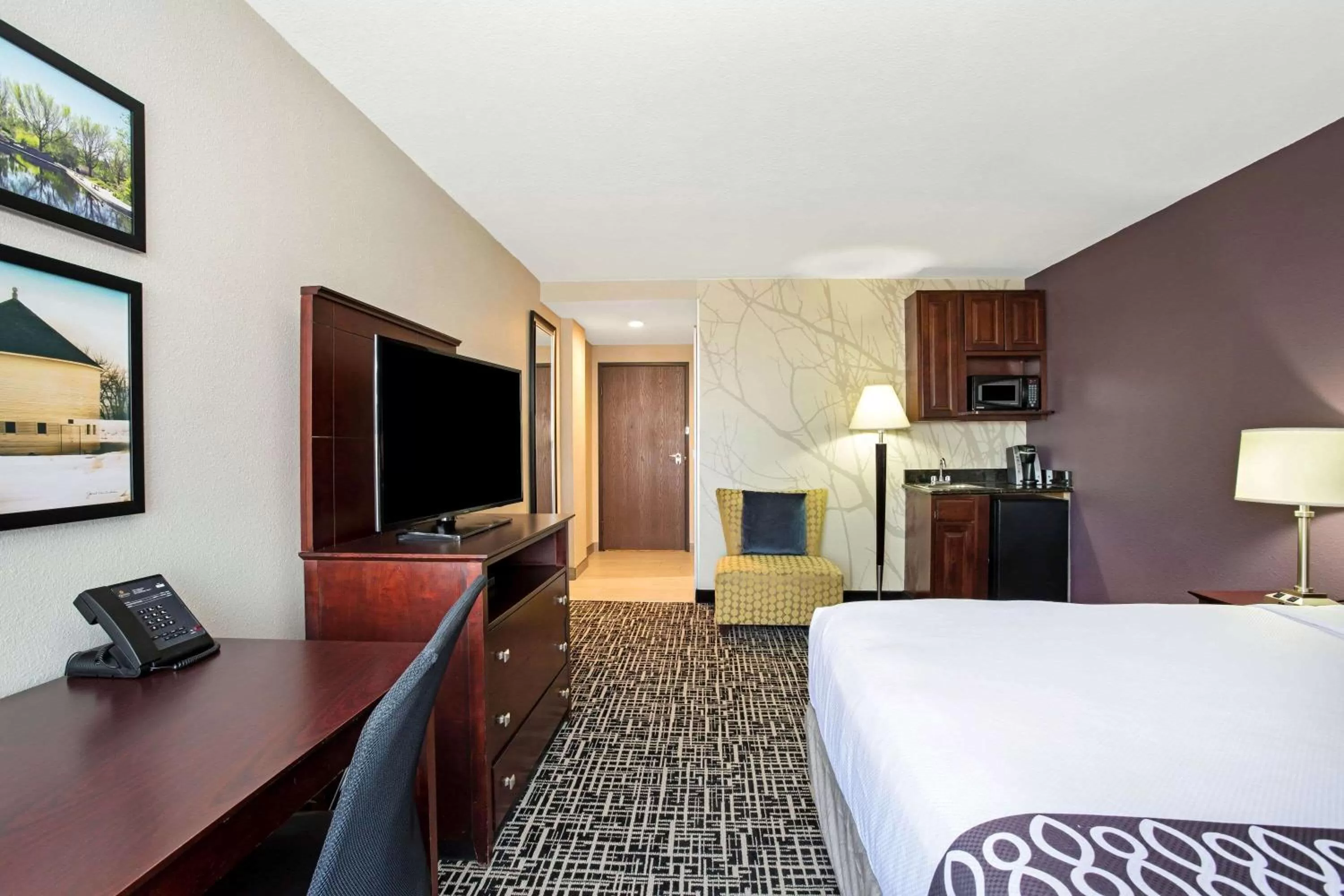Photo of the whole room, Bed in La Quinta Inn & Suites by Wyndham Denver Aurora Medical