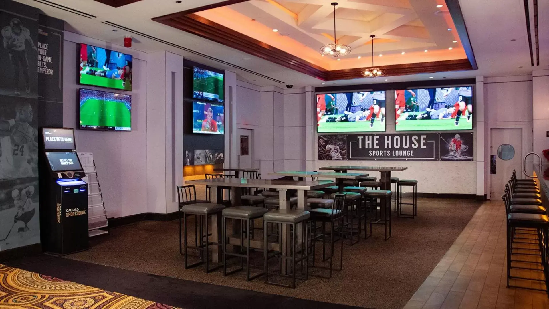 Lounge or bar, Restaurant/Places to Eat in Caesars Windsor Hotel and Casino
